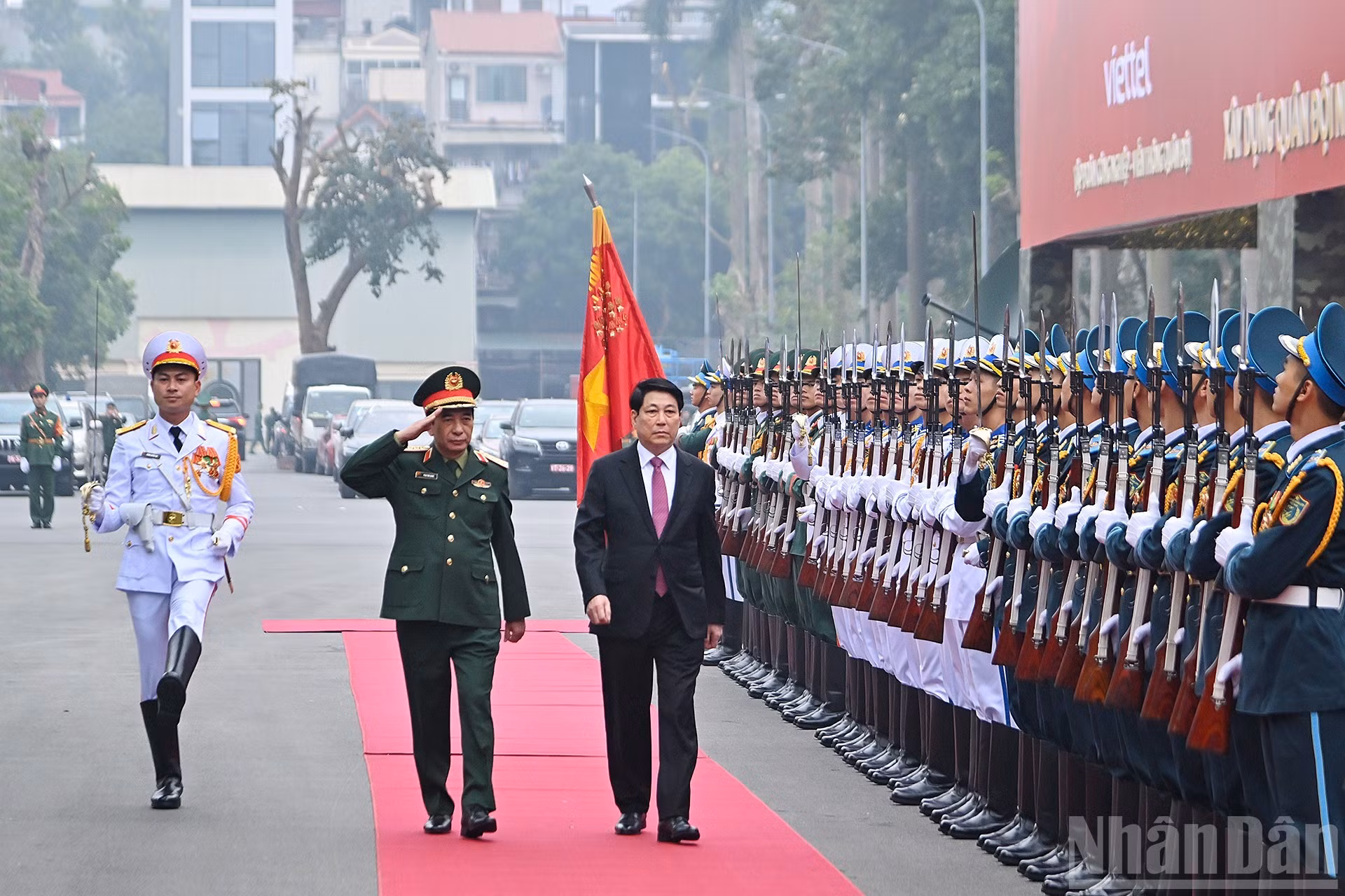 El presidente Luong Cuong pasa revista a la Guardia de Honor del Ejército Popular de Vietnam.