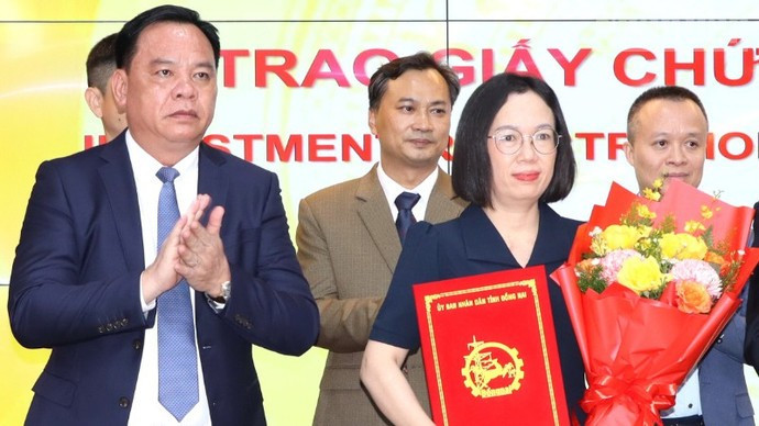 Foto: Vo Tan Duc, subsecretario del Comité del Partido y presidente del Comité Popular de la provincia de Dong Nai, entrega certificados de inversión a empresas con IED.  Foto: Vo Tan Duc, subsecretario del Comité del Partido y presidente del Comité Popular de la provincia de Dong Nai, entrega certificados de inversión a empresas con IED.
