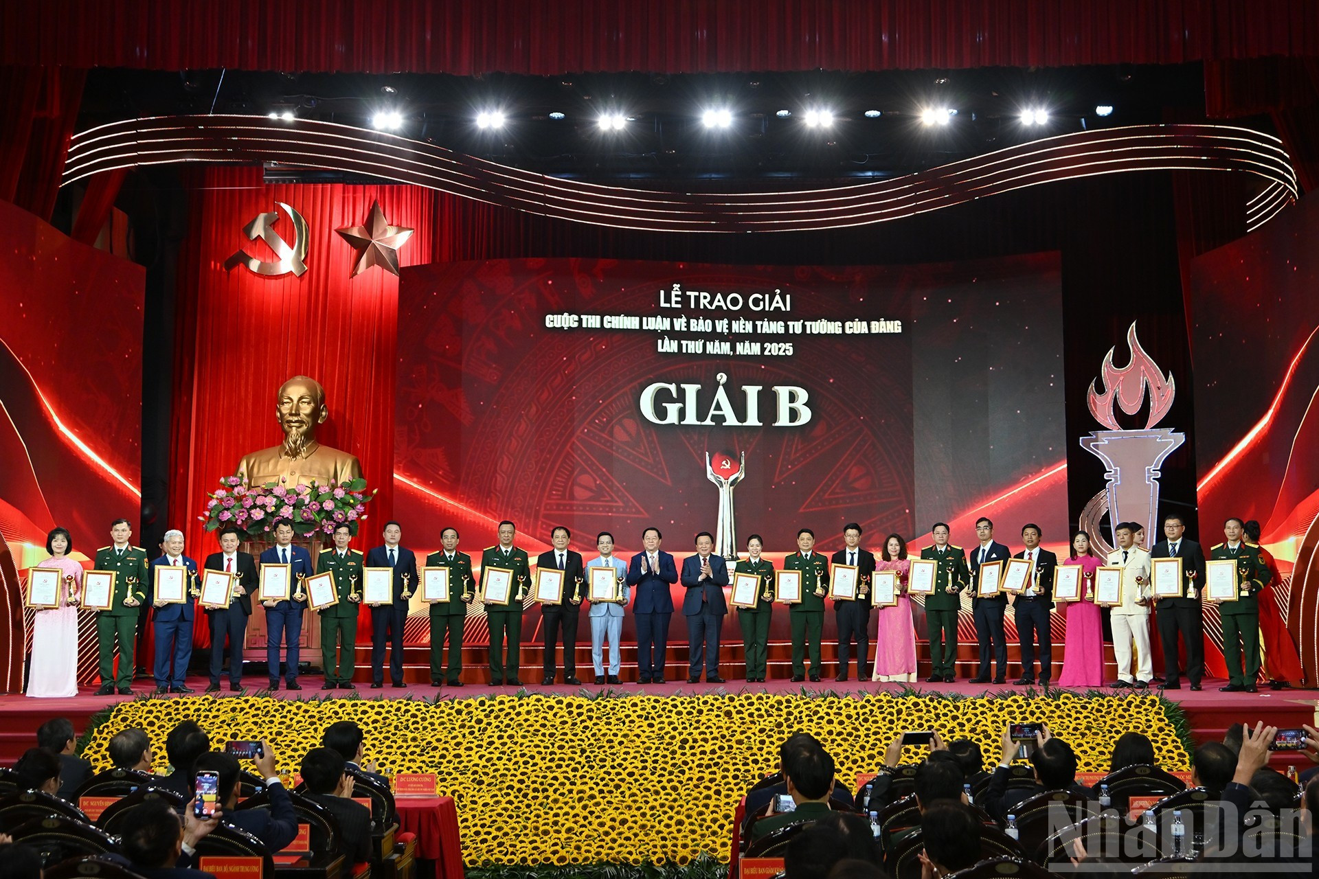 El jefe de la Comisión de Propaganda, Educación y Movilización de Masas del Comité Central del PCV, Nguyen Trong Nghia, y el director de la Academia Nacional de Política Ho Chi Minh, Nguyen Xuan Thang, entregan los premios B a los autores y grupos de autores ganadores. (Foto: VNA) El jefe de la Comisión de Propaganda, Educación y Movilización de Masas del Comité Central del PCV, Nguyen Trong Nghia, y el director de la Academia Nacional de Política Ho Chi Minh, Nguyen Xuan Thang, entregan los premios B a los autores y grupos de autores ganadores. (Foto: VNA)