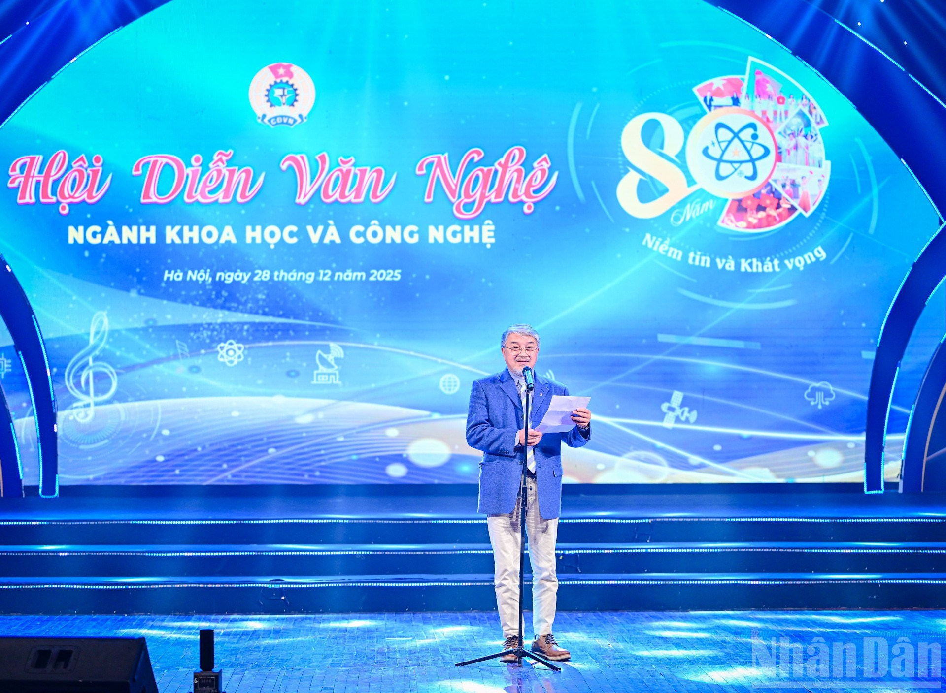 El artista del Pueblo Hoang Xuan Binh, representante del jurado, valora las actuaciones.