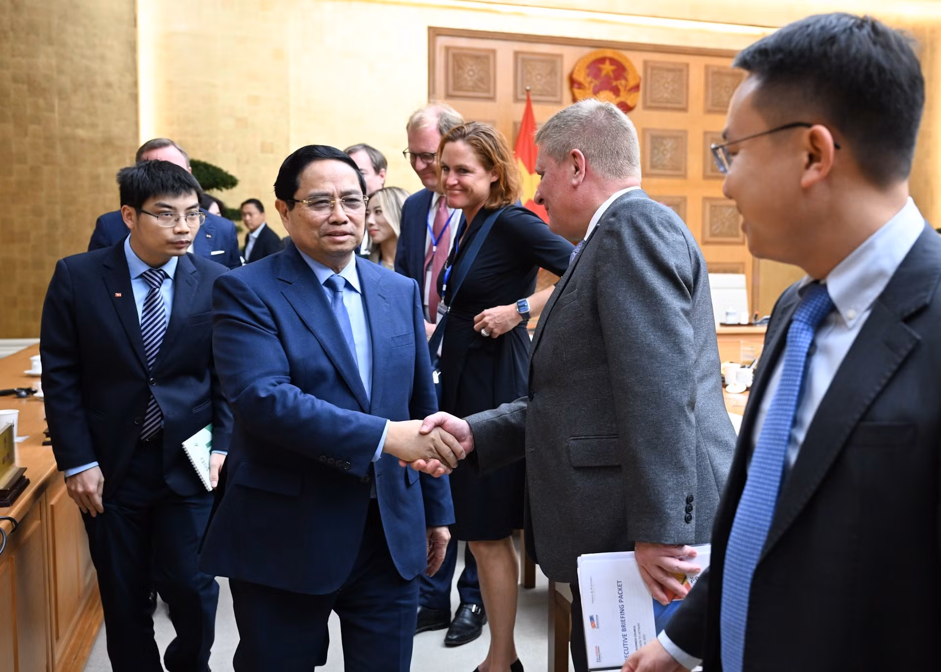 El primer ministro Pham Minh Chinh recibe a la delegación empresarial de EU-ABC y EuroCham.