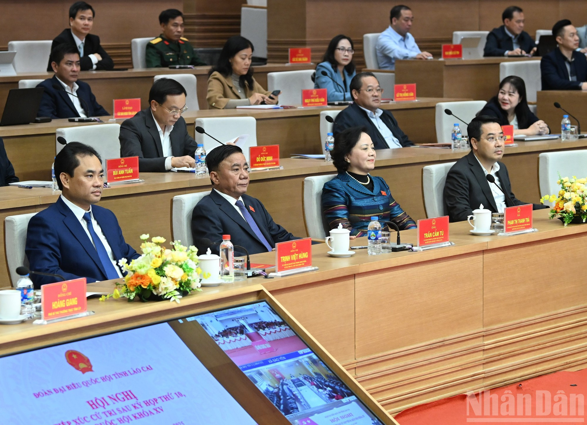 El miembro permanente del Secretariado del CPV, Tran Cam Tu y los delegados asisten a la conferencia con votantes tras el décimo período de sesiones de la Asamblea Nacional de la XV legislatura.