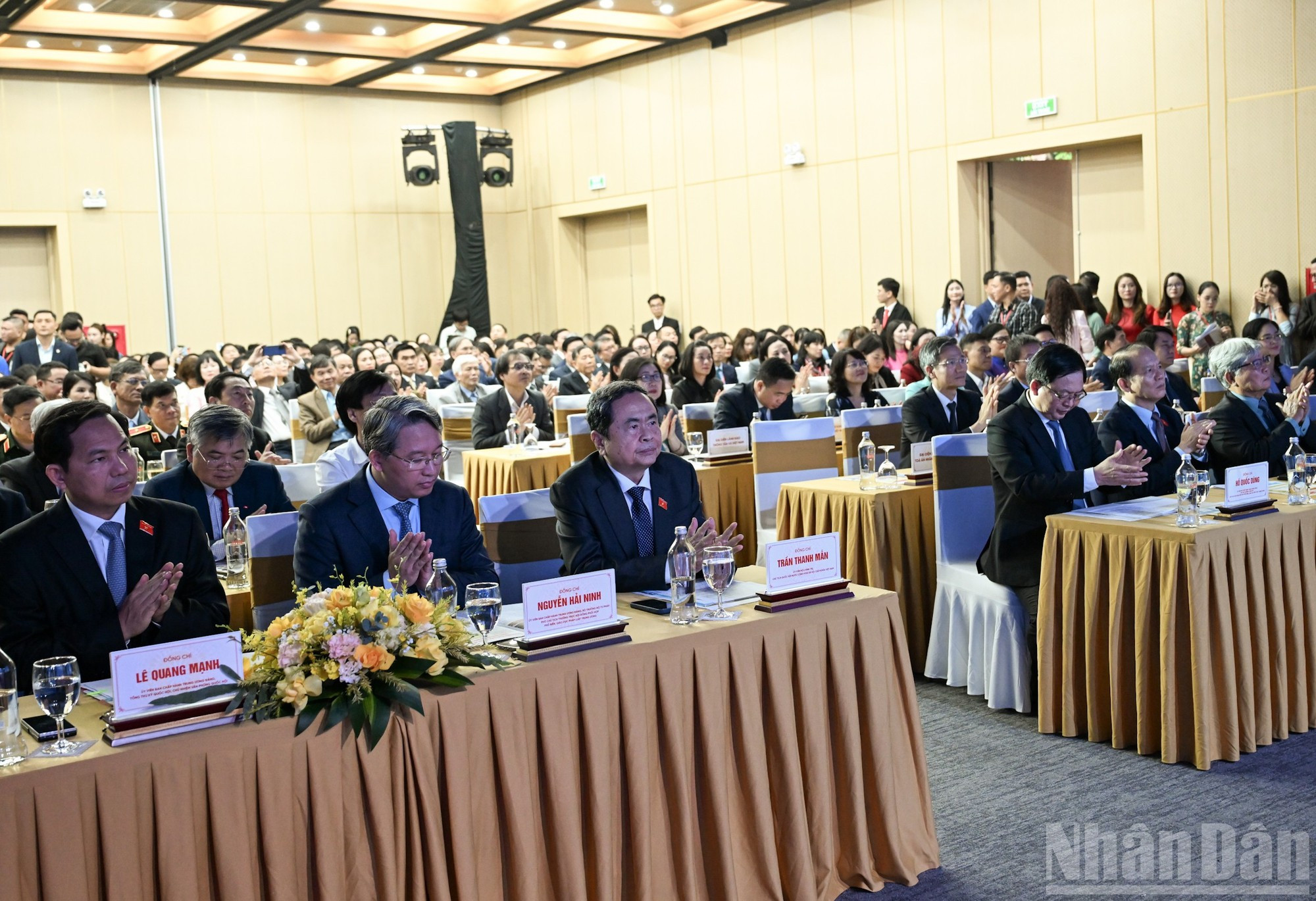 El presidente del Parlamento, Tran Thanh Man, y los delegados a la ceremonia. (Foto: DUY LINH)