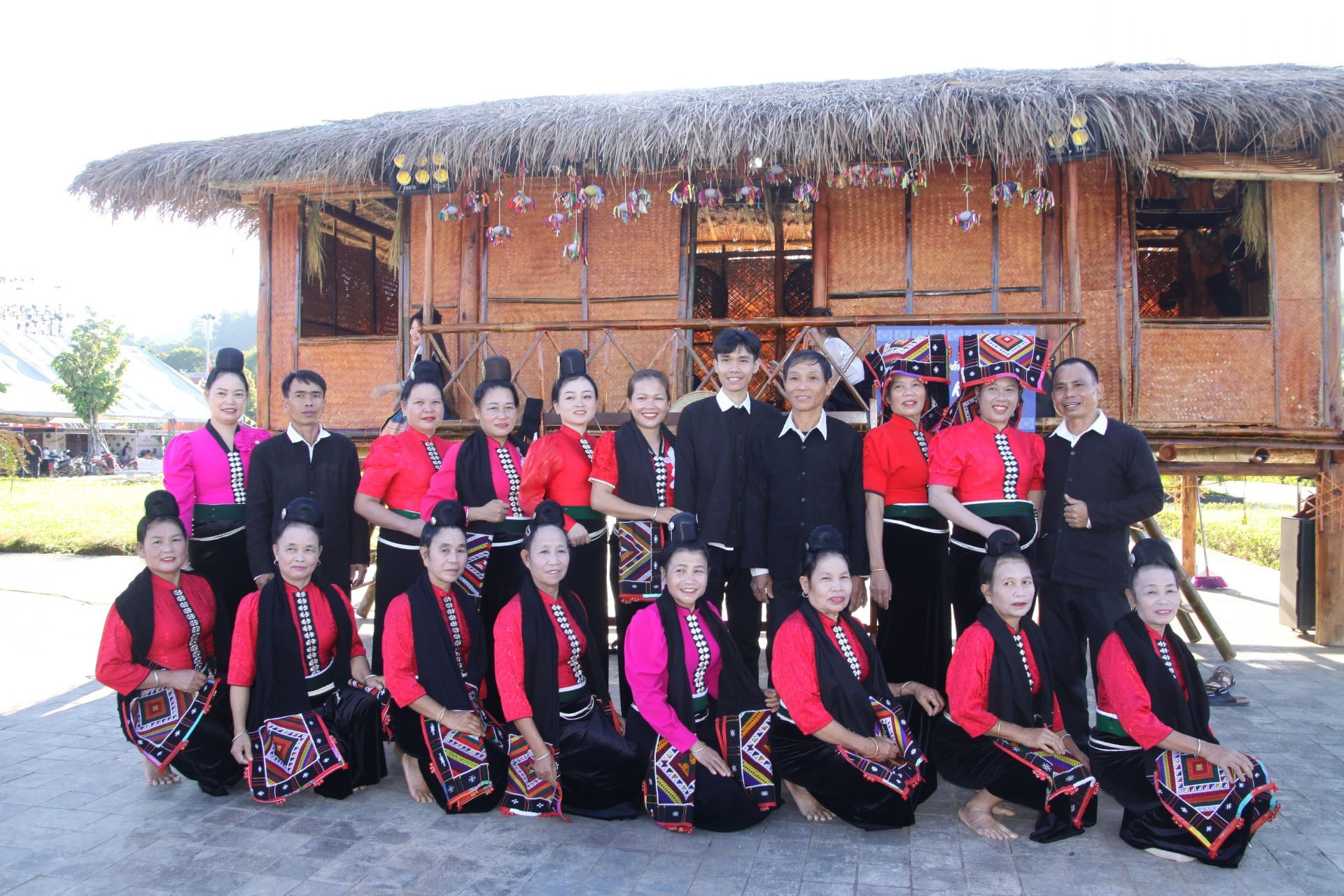Clubes y grupos artísticos de las comunas y aldeas de Son La se reúnen en el espacio cultural de la etnia Lao-Khmu para participar en la danza xoe y tomarse fotos. Clubes y grupos artísticos de las comunas y aldeas de Son La se reúnen en el espacio cultural de la etnia Lao-Khmu para participar en la danza xoe y tomarse fotos.