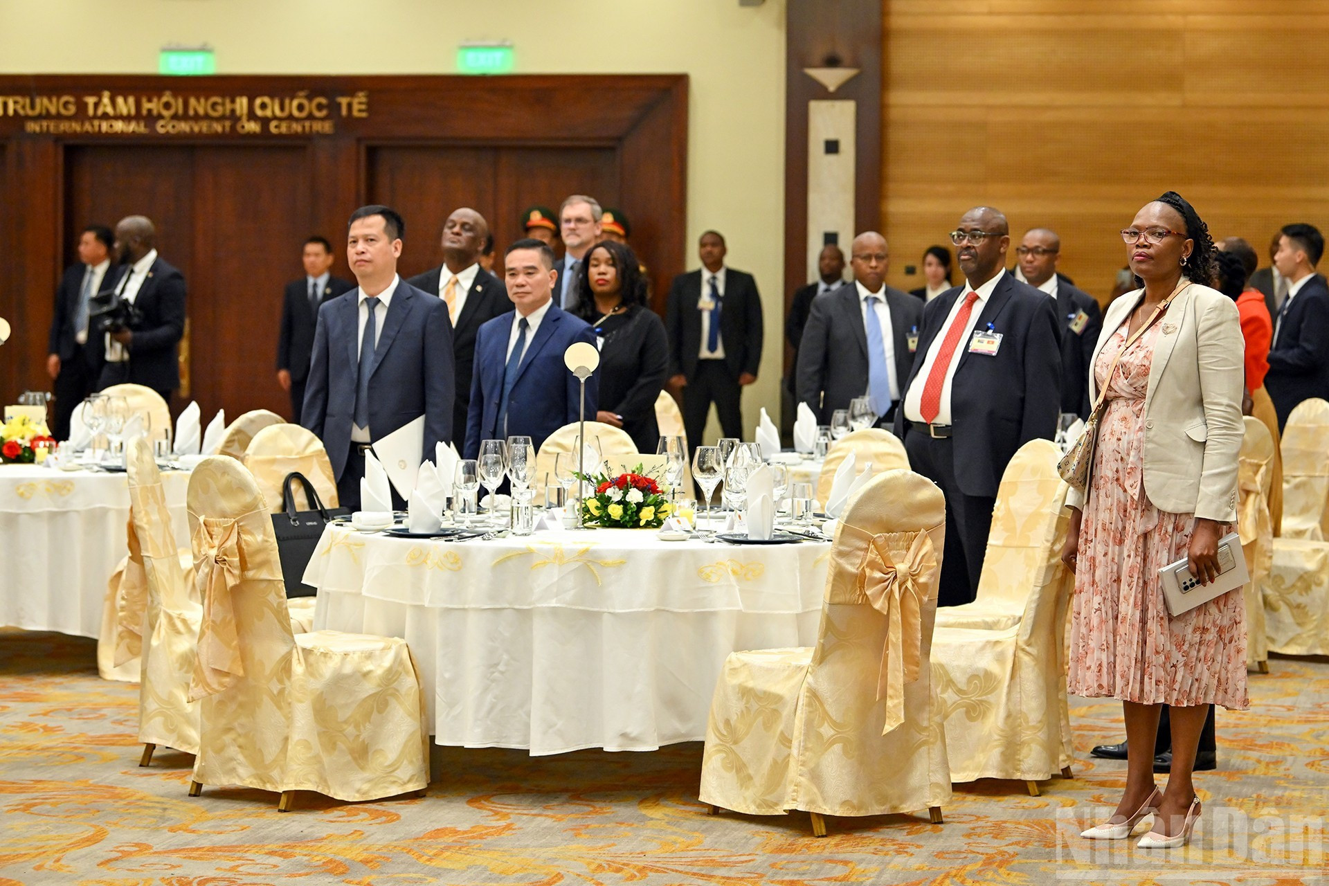 Delegados de Vietnam y Sudáfrica asisten al banquete. Delegados de Vietnam y Sudáfrica asisten al banquete.