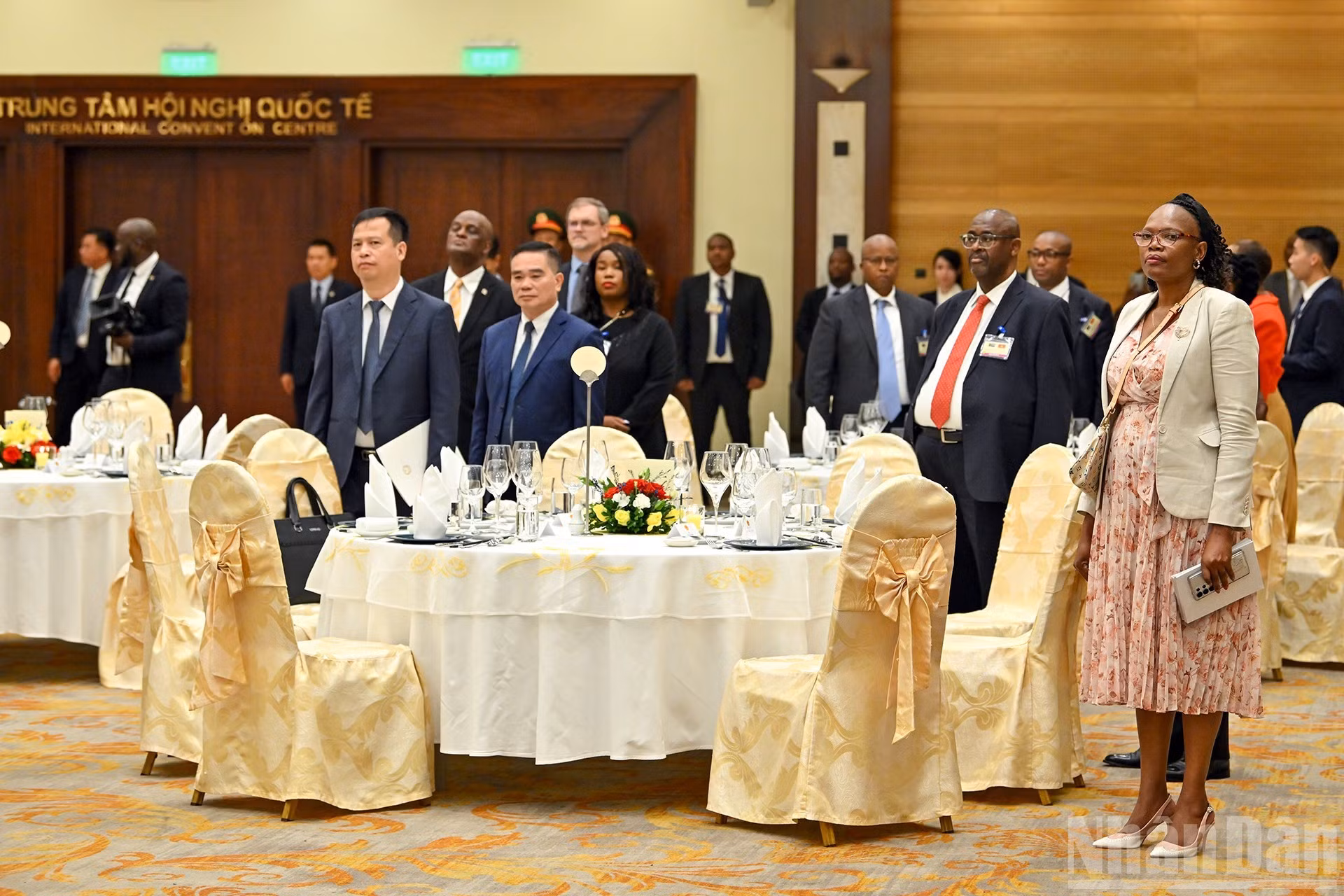 Delegados de Vietnam y Sudáfrica asisten al banquete.