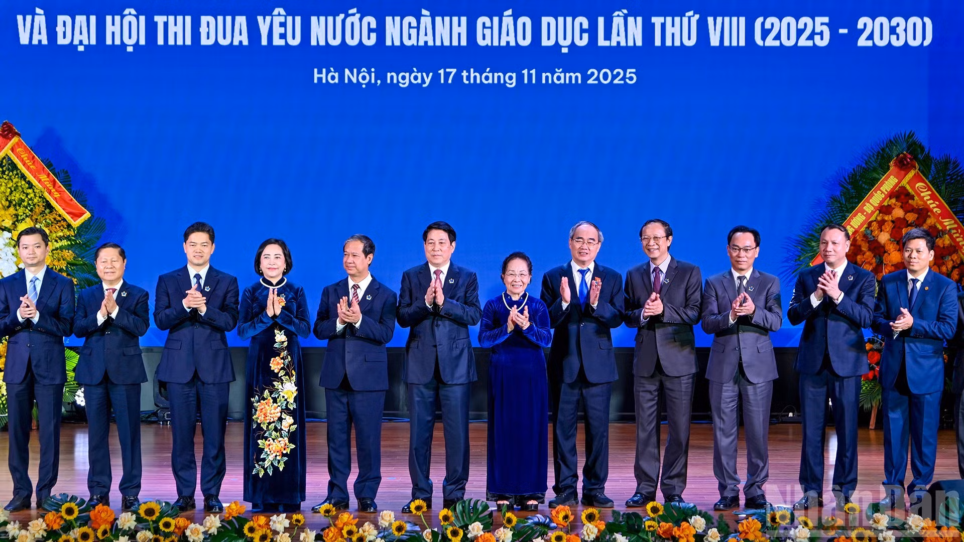 El presidente Luong Cuong y los delegados a la ceremonia.