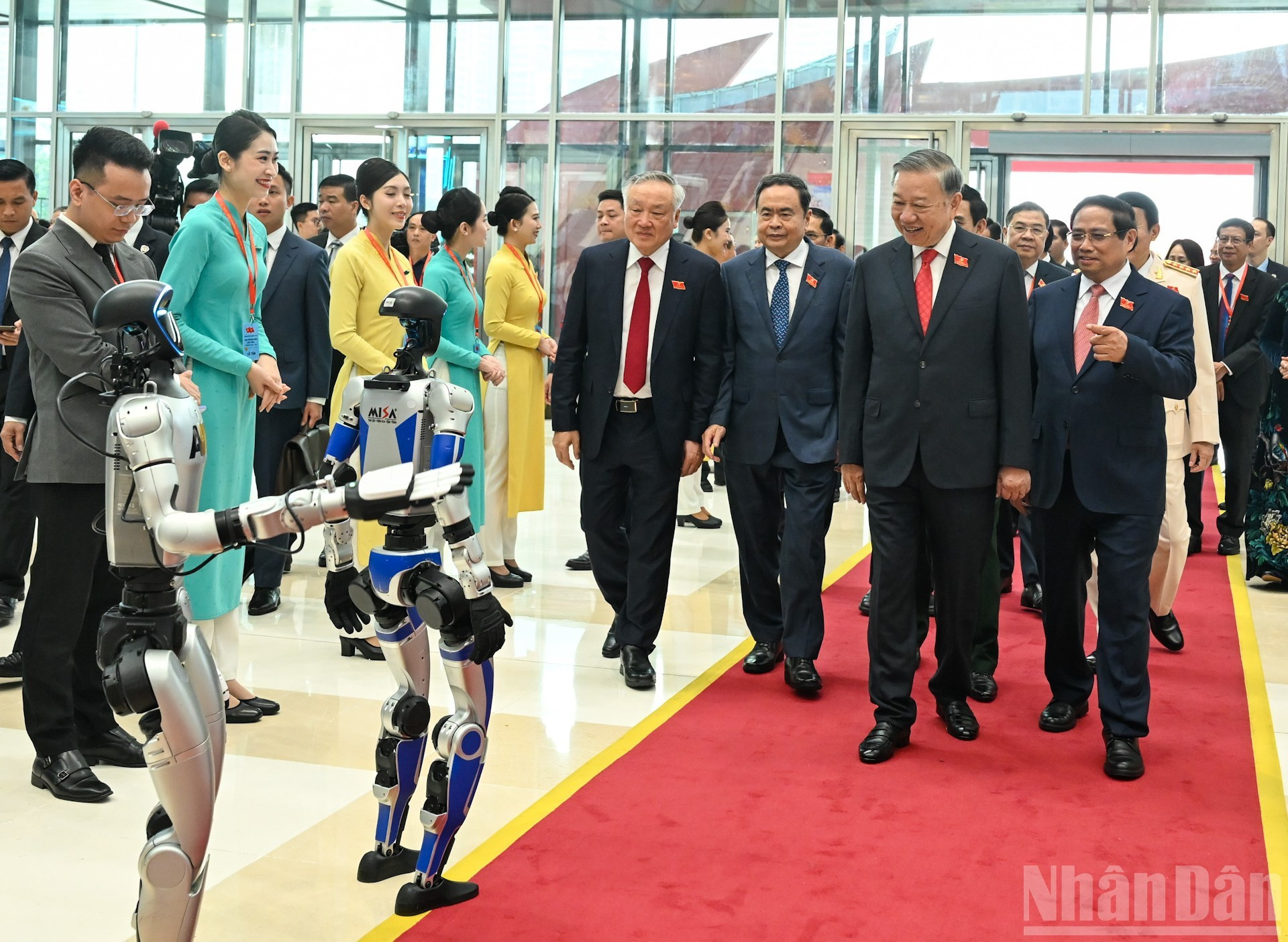 El secretario general del PCV, To Lam, junto con los dirigentes y exlíderes del Partido y del Estado, en el acto.