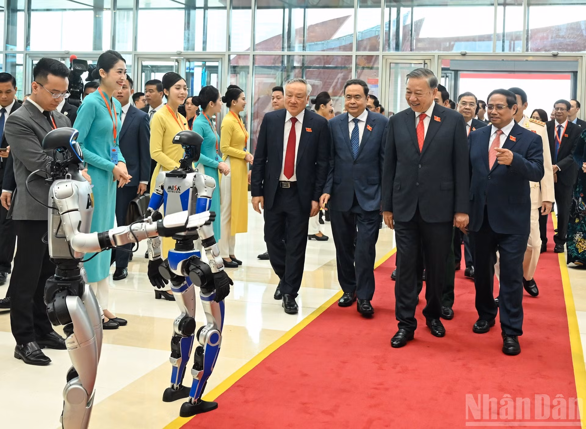 El secretario general del PCV, To Lam, junto con los dirigentes y exlíderes del Partido y del Estado, en el acto.