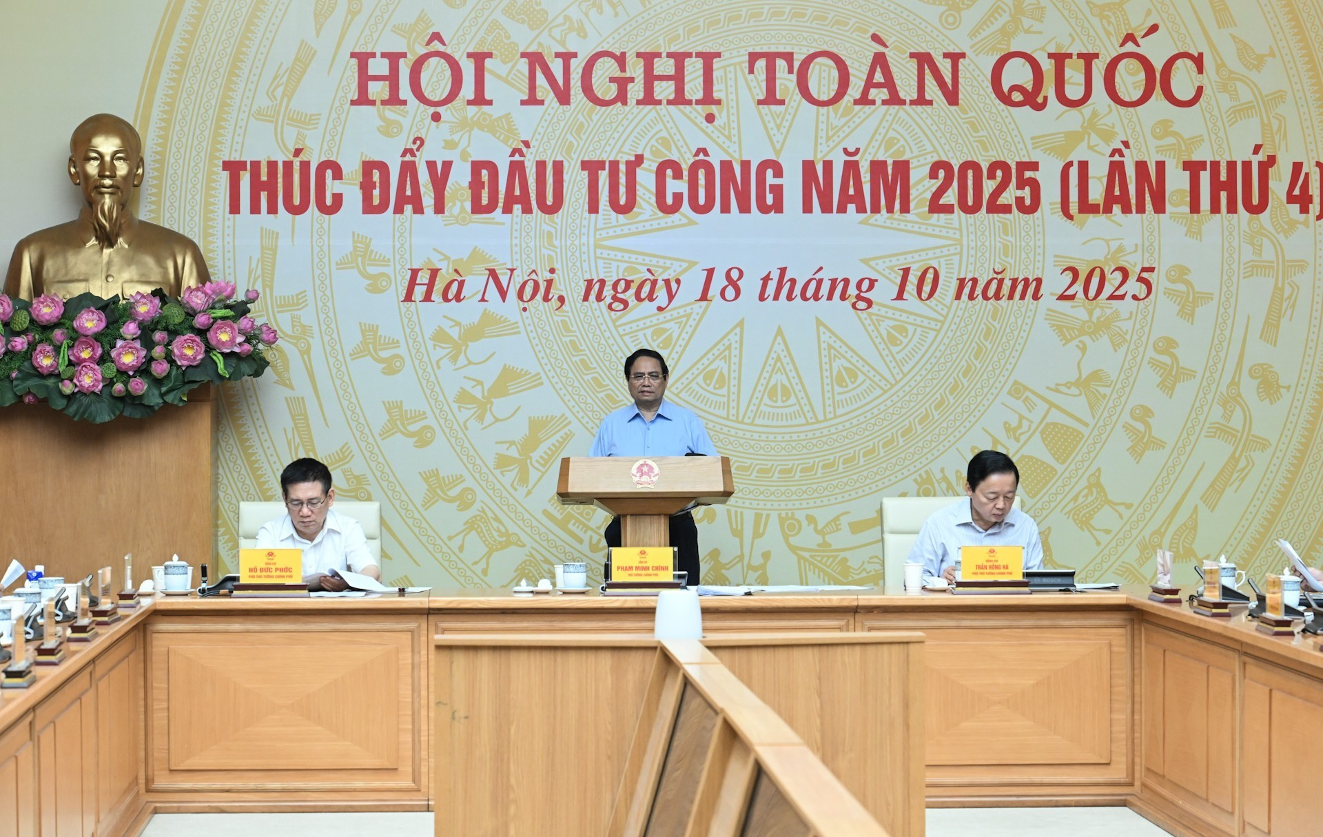 El primer ministro Pham Minh Chinh preside la IV conferencia nacional en línea sobre la promoción de la inversión pública en 2025.