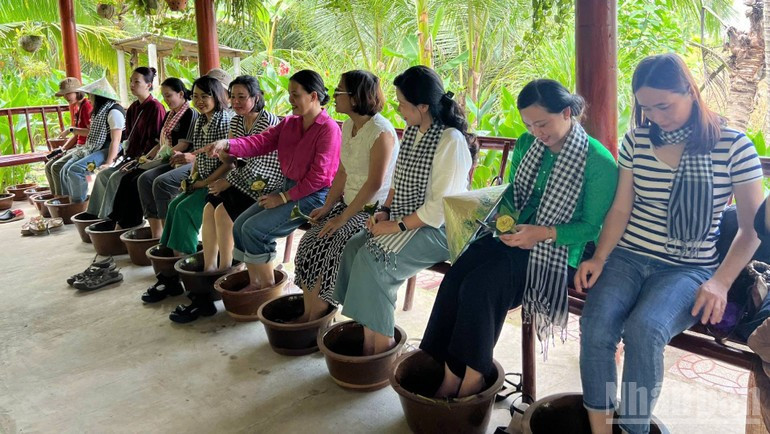 Los turistas disfrutan de un baño de pies con hierbas medicinales preparado por los lugareños.