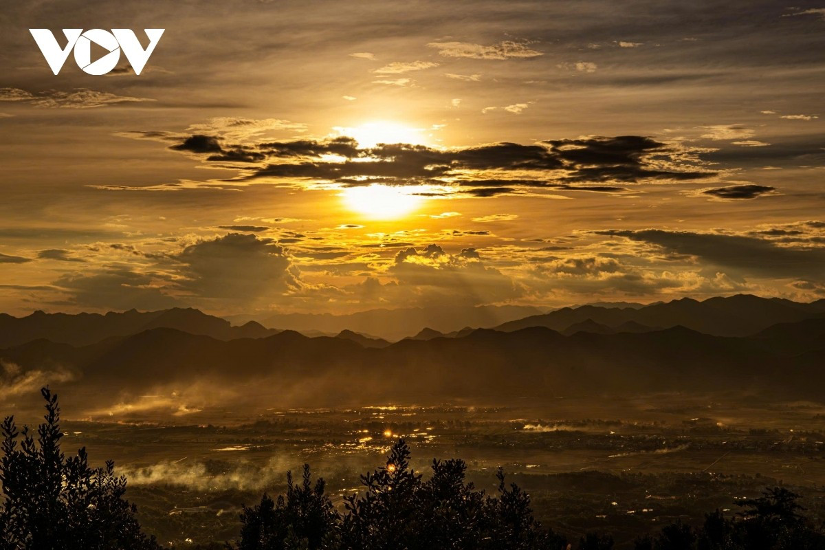 En los últimos instantes del día, los campos de Muong Thanh parecen cubrirse con una capa de luz brillante, una belleza única difícil de olvidar para quien la contempla siquiera una vez.