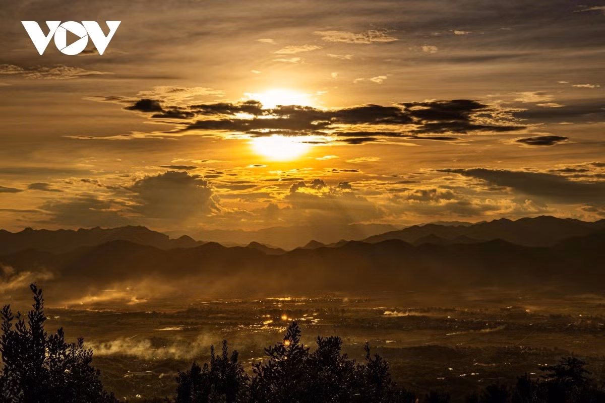 En los últimos instantes del día, los campos de Muong Thanh parecen cubrirse con una capa de luz brillante, una belleza única difícil de olvidar para quien la contempla siquiera una vez.