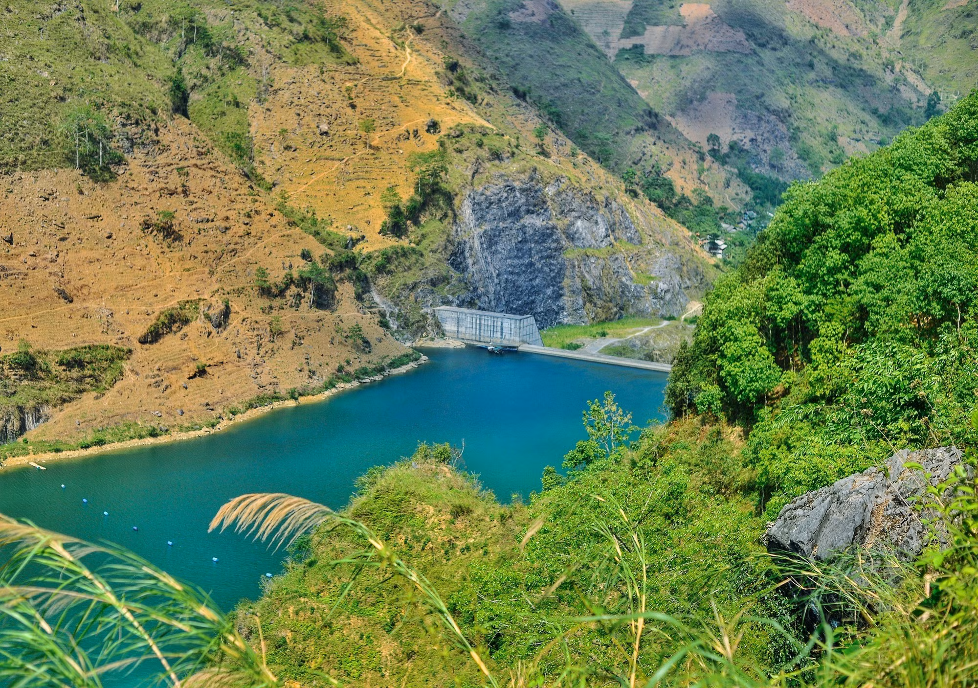 Además de su valor paisajístico, el río Nho Que desempeña un papel importante en la vida local al aportar recursos pesqueros y suministrar agua para el consumo humano y el riego. (Foto: baoquangninh.vn)