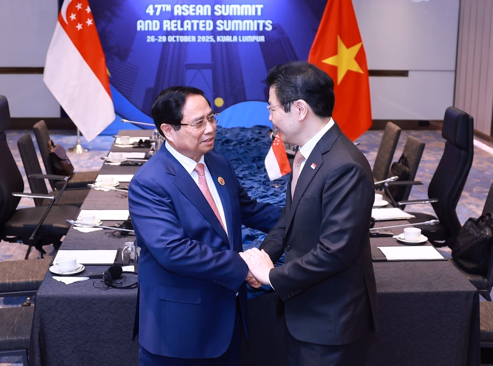 El primer ministro Pham Minh Chinh se reúne con su similar de Singapur, Lawrence Wong. (Foto: VNA)