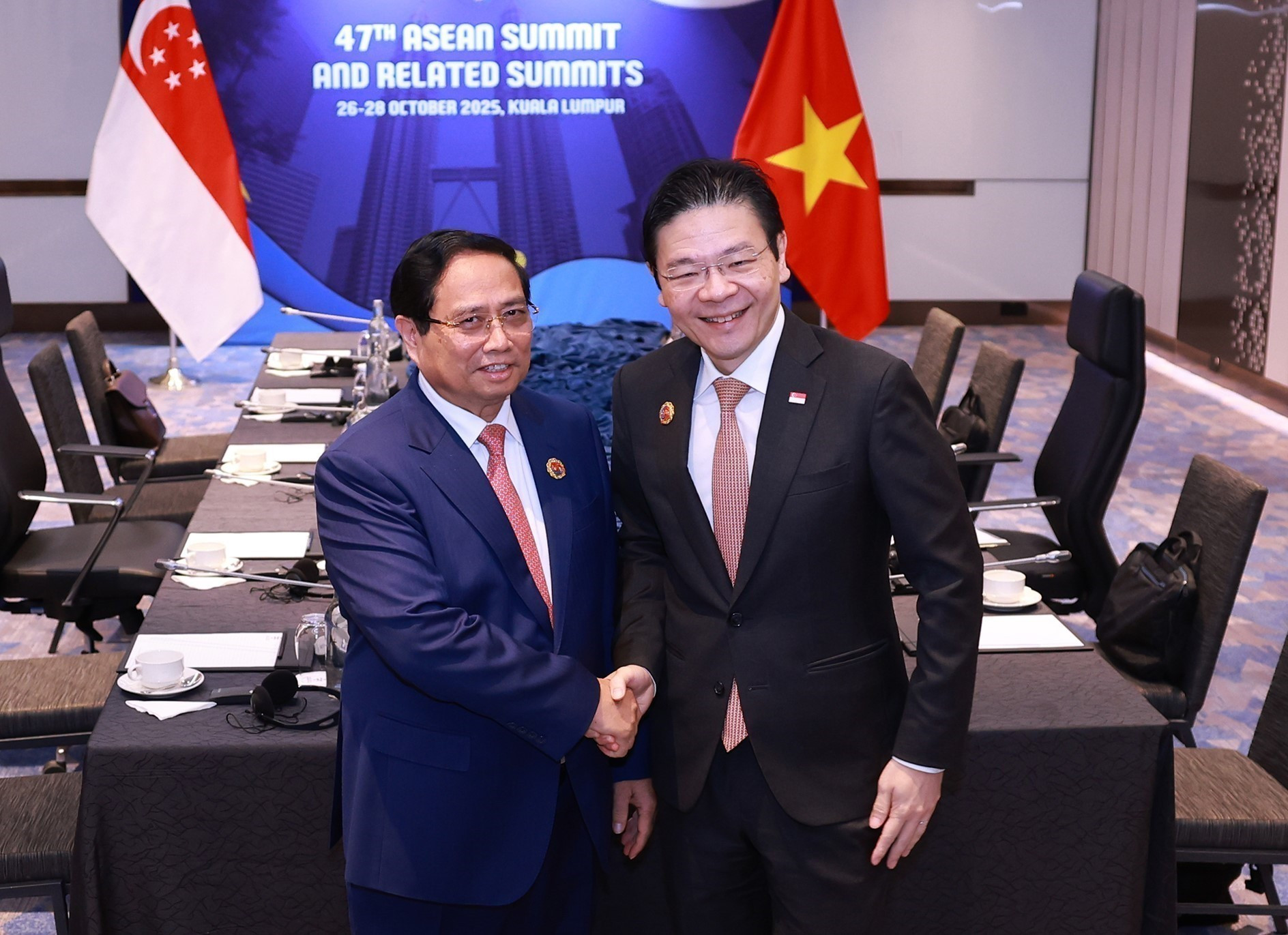 El primer ministro Pham Minh Chinh se reúne con su par de Singapur, Lawrence Wong. (Foto: VNA) El primer ministro Pham Minh Chinh se reúne con su par de Singapur, Lawrence Wong. (Foto: VNA)