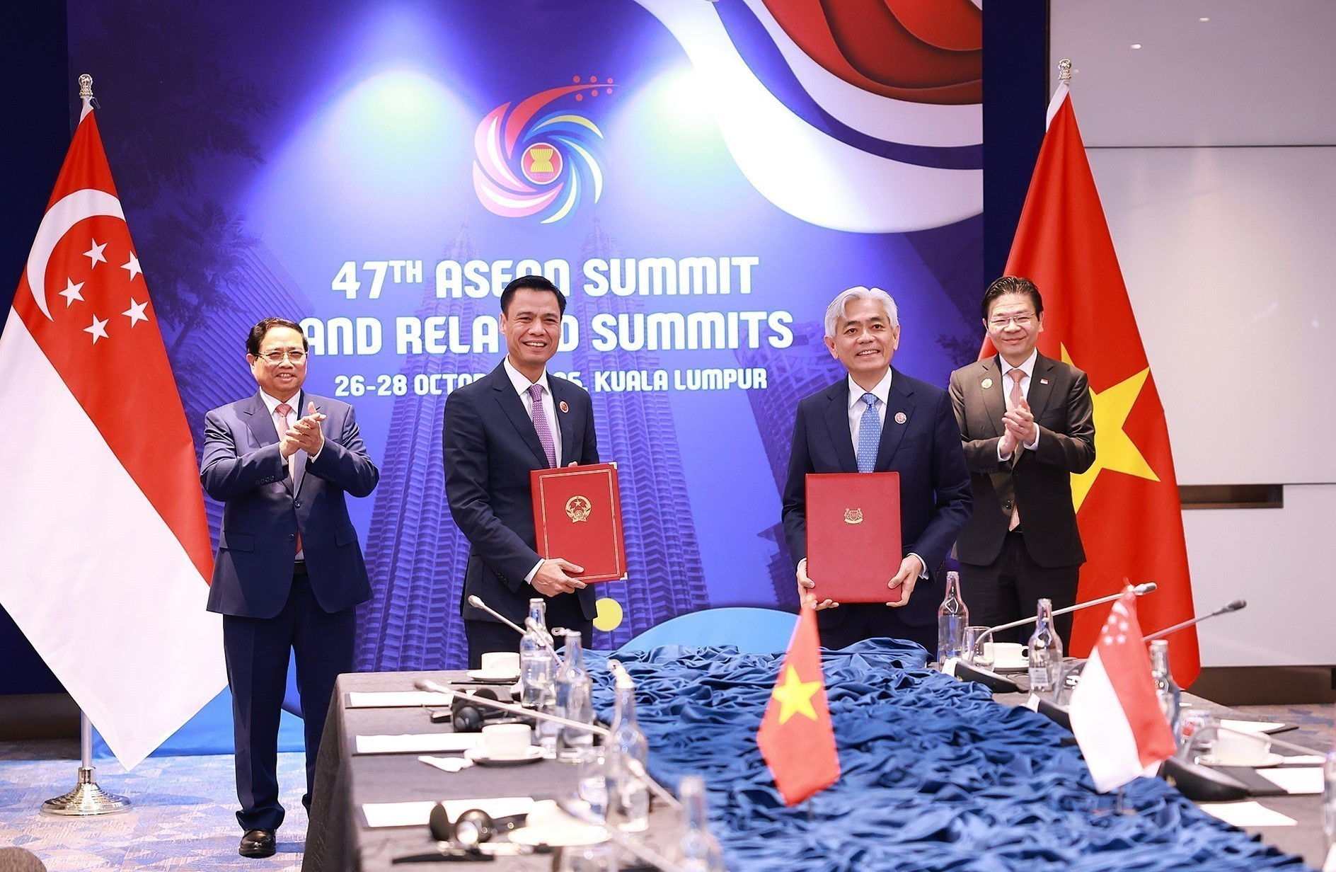 Los primeros ministros Pham Minh Chinh y Lawrence Wong presencian la firma del Programa de Acción para implementar la Asociación Estratégica Integral Vietnam-Singapur. (Foto: VNA) Los primeros ministros Pham Minh Chinh y Lawrence Wong presencian la firma del Programa de Acción para implementar la Asociación Estratégica Integral Vietnam-Singapur. (Foto: VNA)