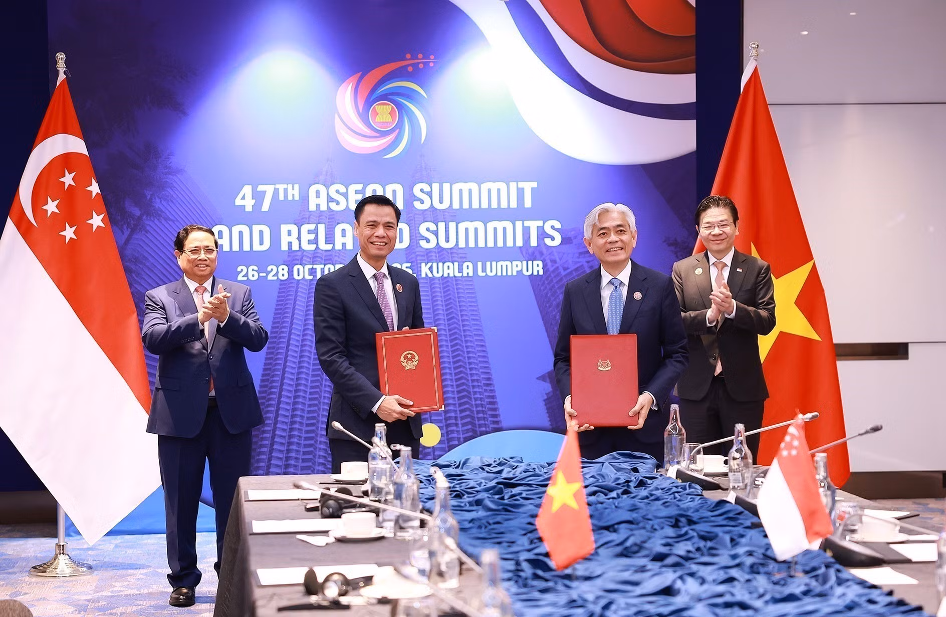 Los primeros ministros Pham Minh Chinh y Lawrence Wong presencian la firma del Programa de Acción para implementar la Asociación Estratégica Integral Vietnam-Singapur. (Foto: VNA)