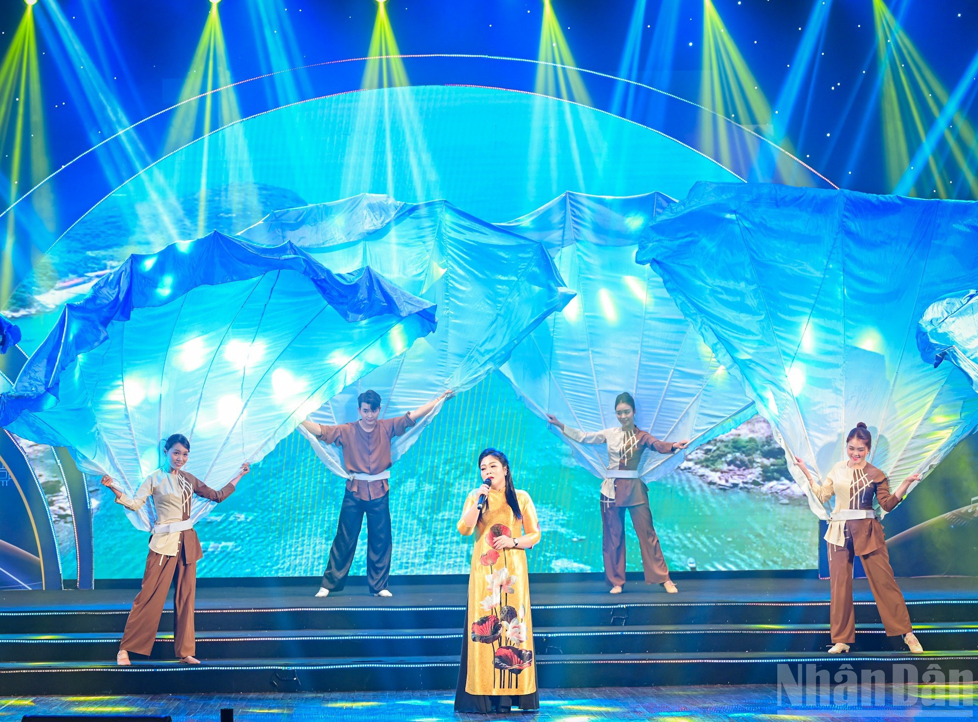 Un solista del Sindicato del periódico Nhan Dan obtiene el tercer premio en el festival.