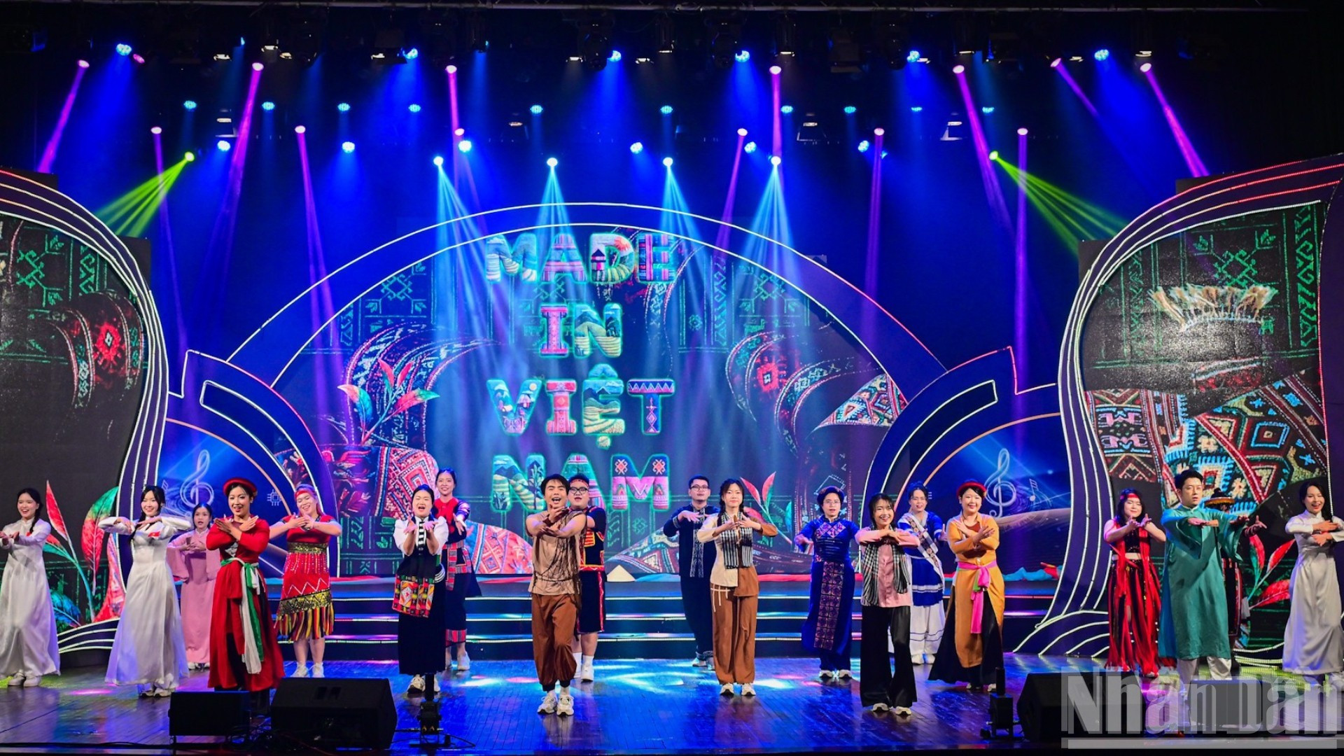 La coreografía “Hecho en Vietnam”, del Sindicato de la Empresa de Soluciones de Pago de Vietnam, obtiene el primer premio.