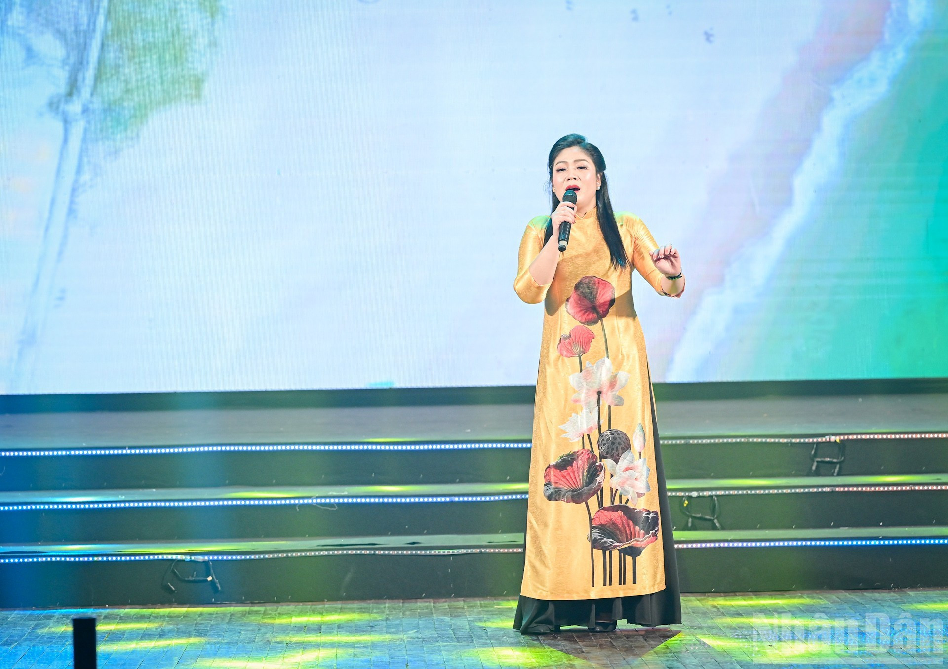 La presentación de Thi Bich Ngoc, miembro del Sindicato del periódico Nhan Dan, deja una fuerte impresión en el público asistente.