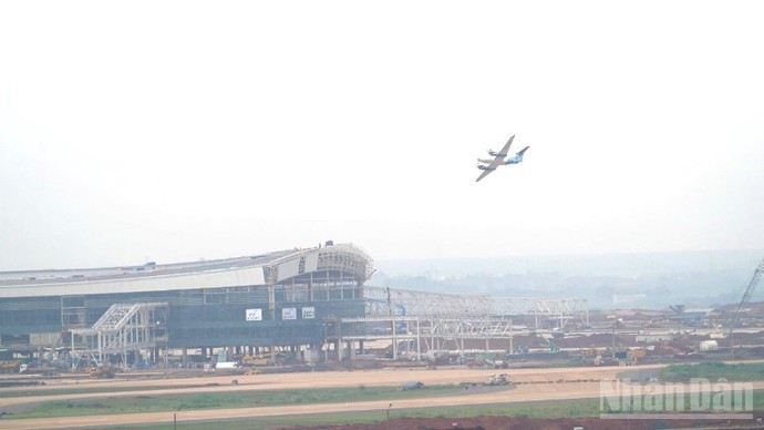 Foto: Avión Beechcraft KingAir serie 300 realiza vuelo de calibración en el Aeropuerto de Long Thanh el 26 de septiembre.  Foto: Avión Beechcraft KingAir serie 300 realiza vuelo de calibración en el Aeropuerto de Long Thanh el 26 de septiembre.