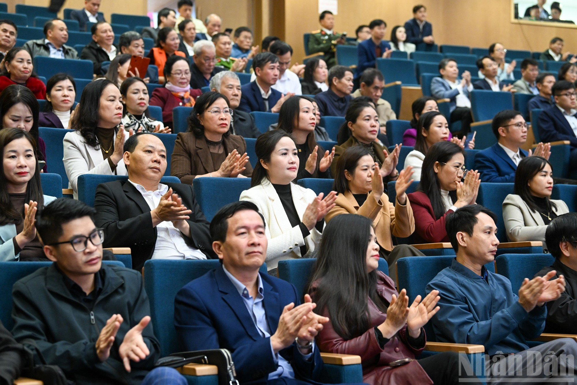 Los electores de Lao Cai asisten a la reunión.