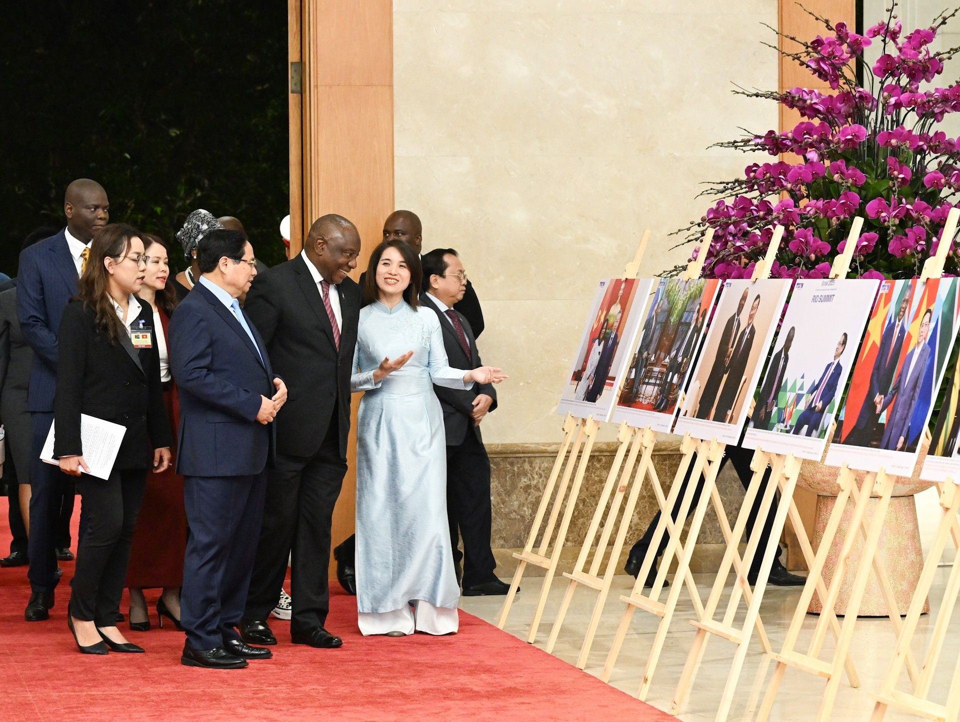 El primer ministro Pham Minh Chinh y el presidente sudafricano recorren exposición de imágenes sobre la cooperación entre ambos países. El primer ministro Pham Minh Chinh y el presidente sudafricano recorren exposición de imágenes sobre la cooperación entre ambos países.