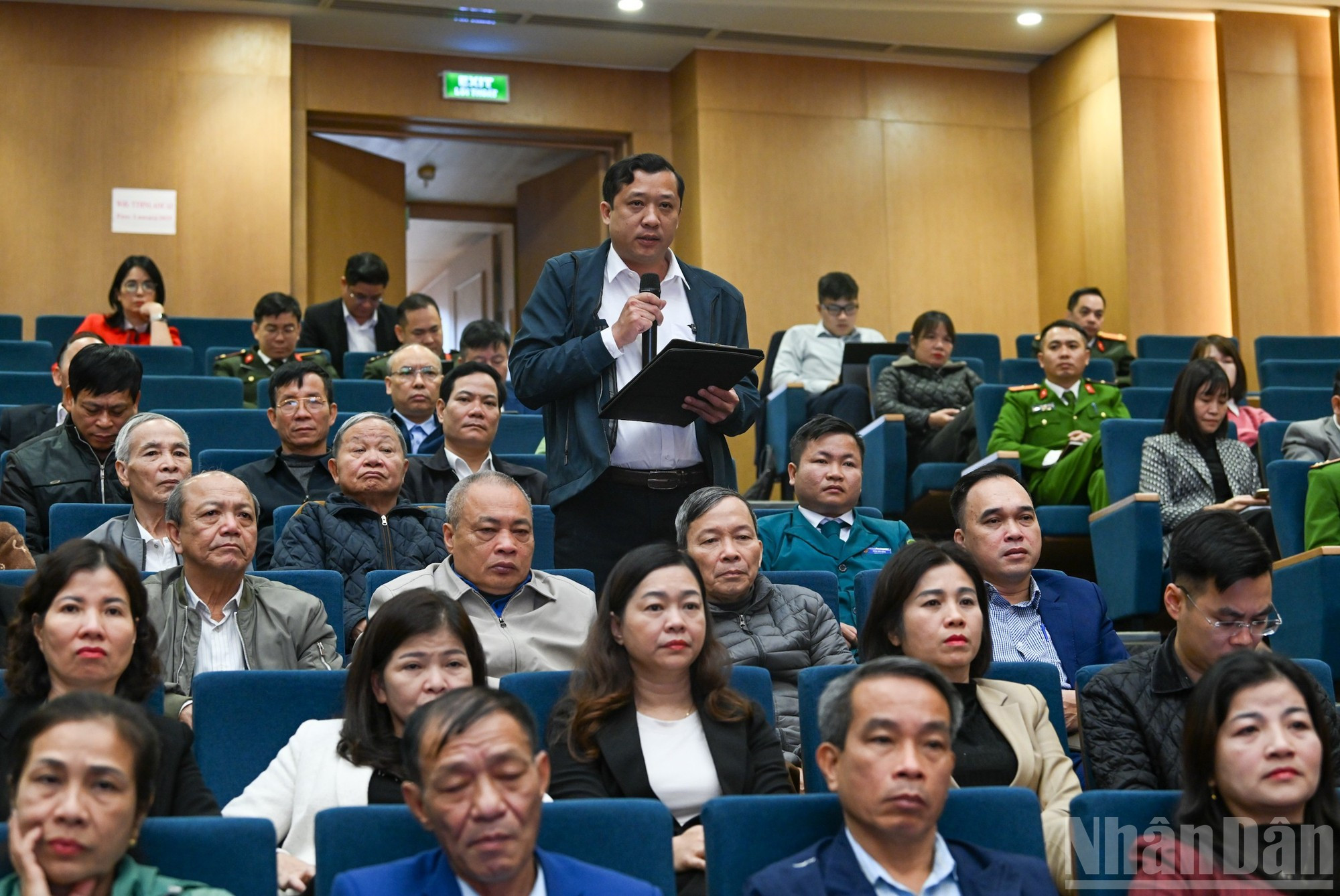 Luong Xuan Quynh, votante en el barrio Van Phu, expresa sus opiniones y propuestas en la conferencia.