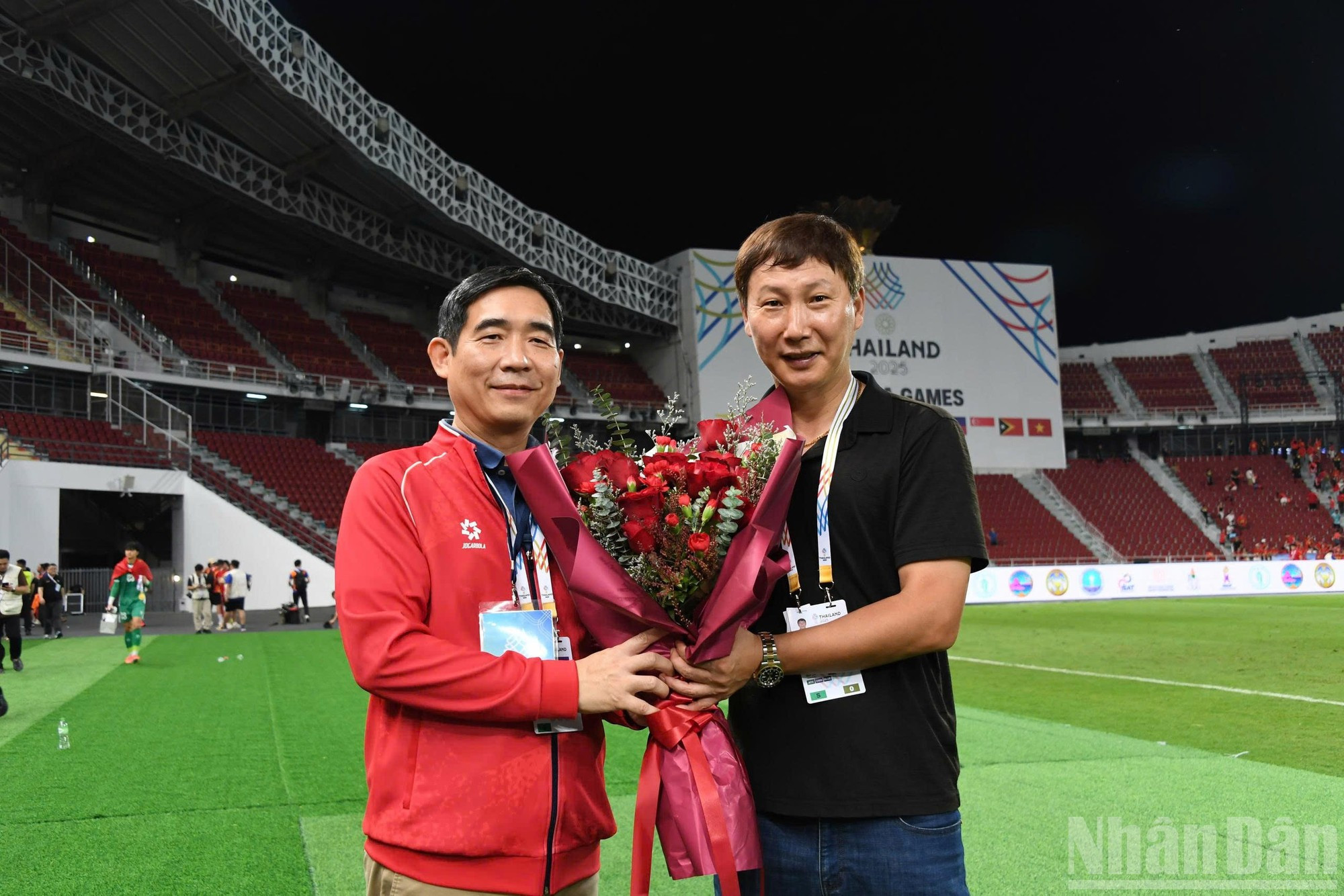 El embajador de Vietnam en Tailandia, Pham Viet Hung, felicita al entrenador Kim Sang Sik tras histórico el triunfo.