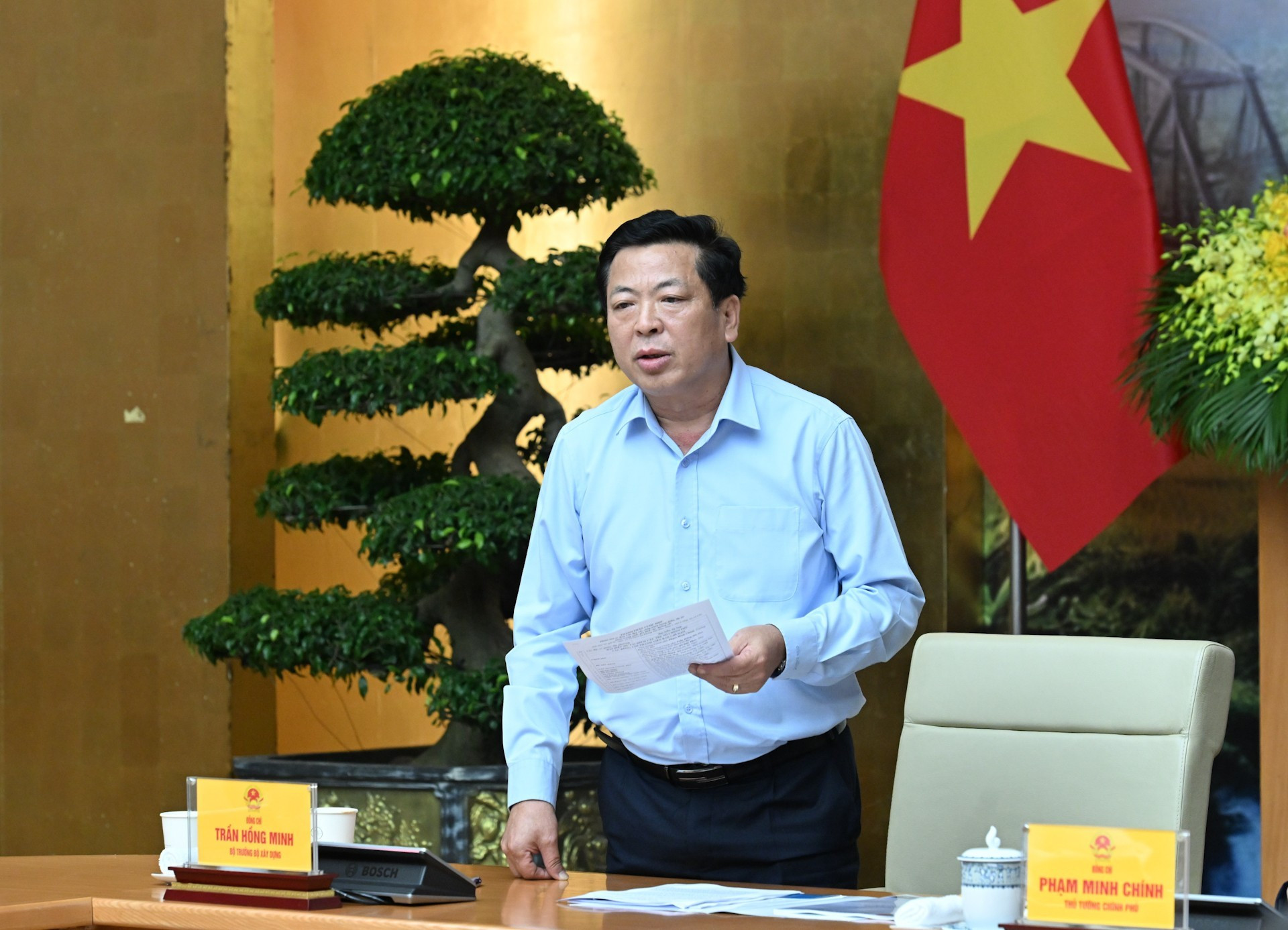 El ministro de Construcción Tran Hong Minh interviene en la reunión.