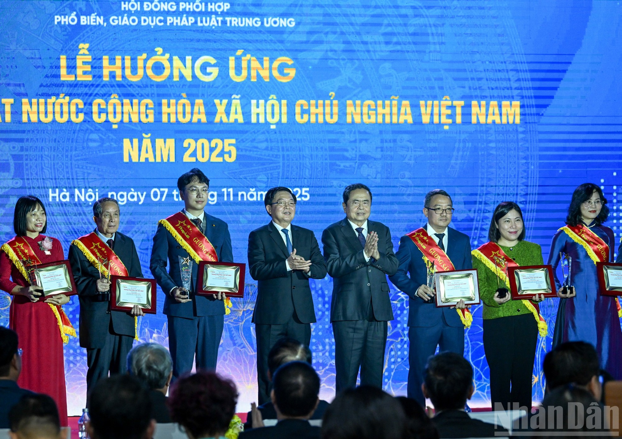 El presidente del Parlamento, Tran Thanh Man, y el viceprimer ministro Ho Quoc Dung entregan certificados de mérito del primer ministro a colectivos e individuos con destacados logros. (Foto: DUY LINH)