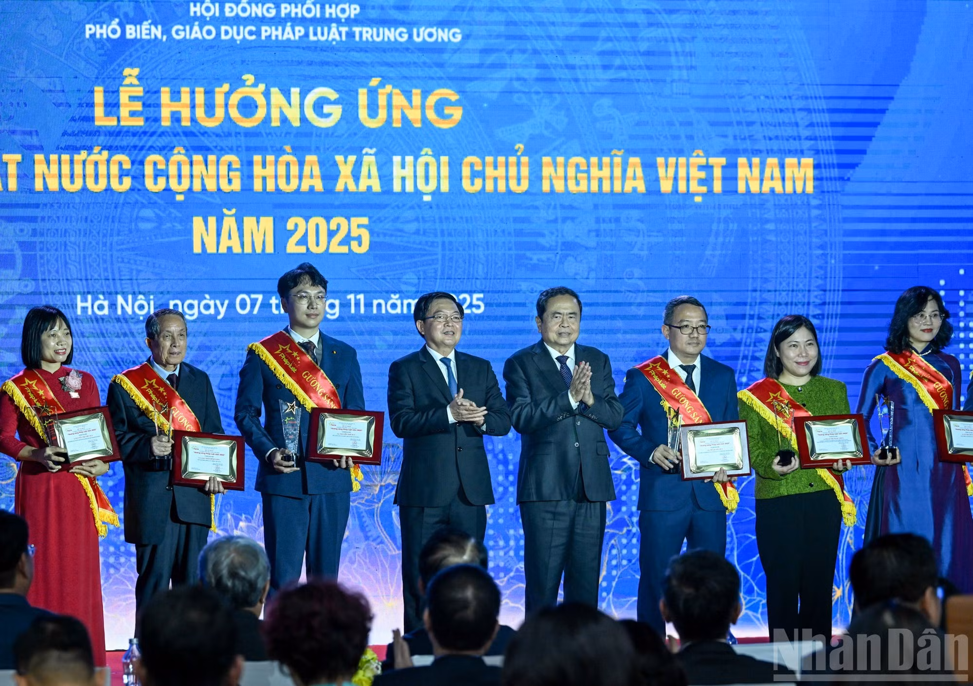El presidente del Parlamento, Tran Thanh Man, y el viceprimer ministro Ho Quoc Dung entregan certificados de mérito del primer ministro a colectivos e individuos con destacados logros. (Foto: DUY LINH)