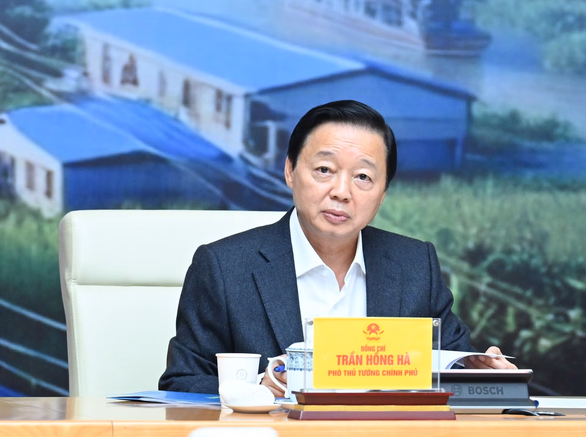 El viceprimer ministro Tran Hong Ha interviene en la reunión.