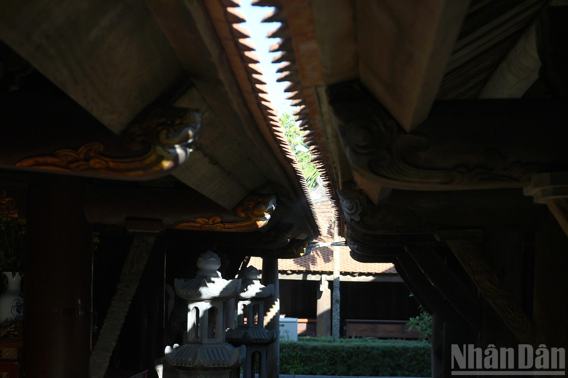 Las capas de tejas superpuestas acentúan la profundidad y la belleza del conjunto.