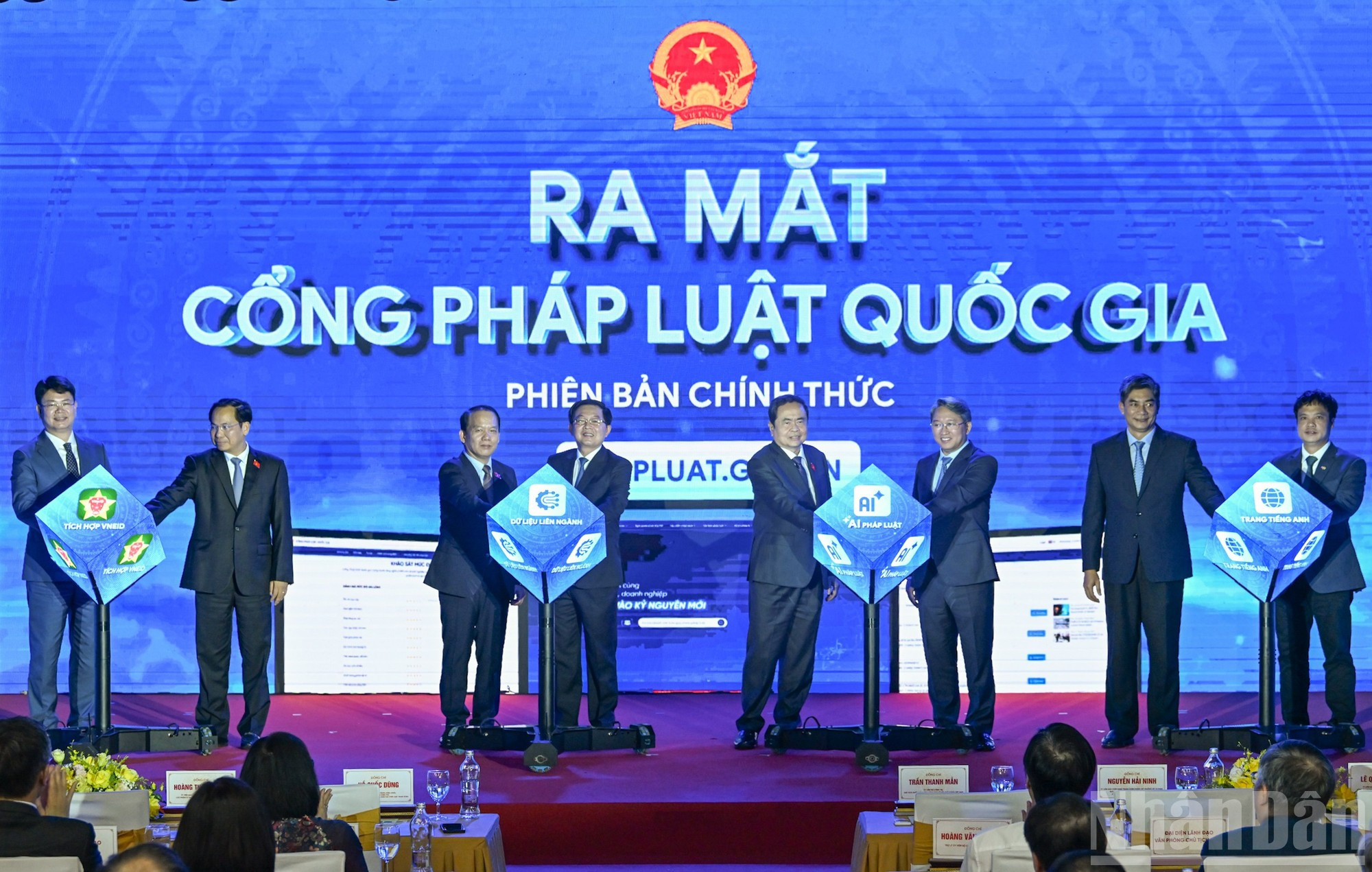 El presidente del Parlamento, Tran Thanh Man, y los delegados en la cita. (Foto: DUY LINH)