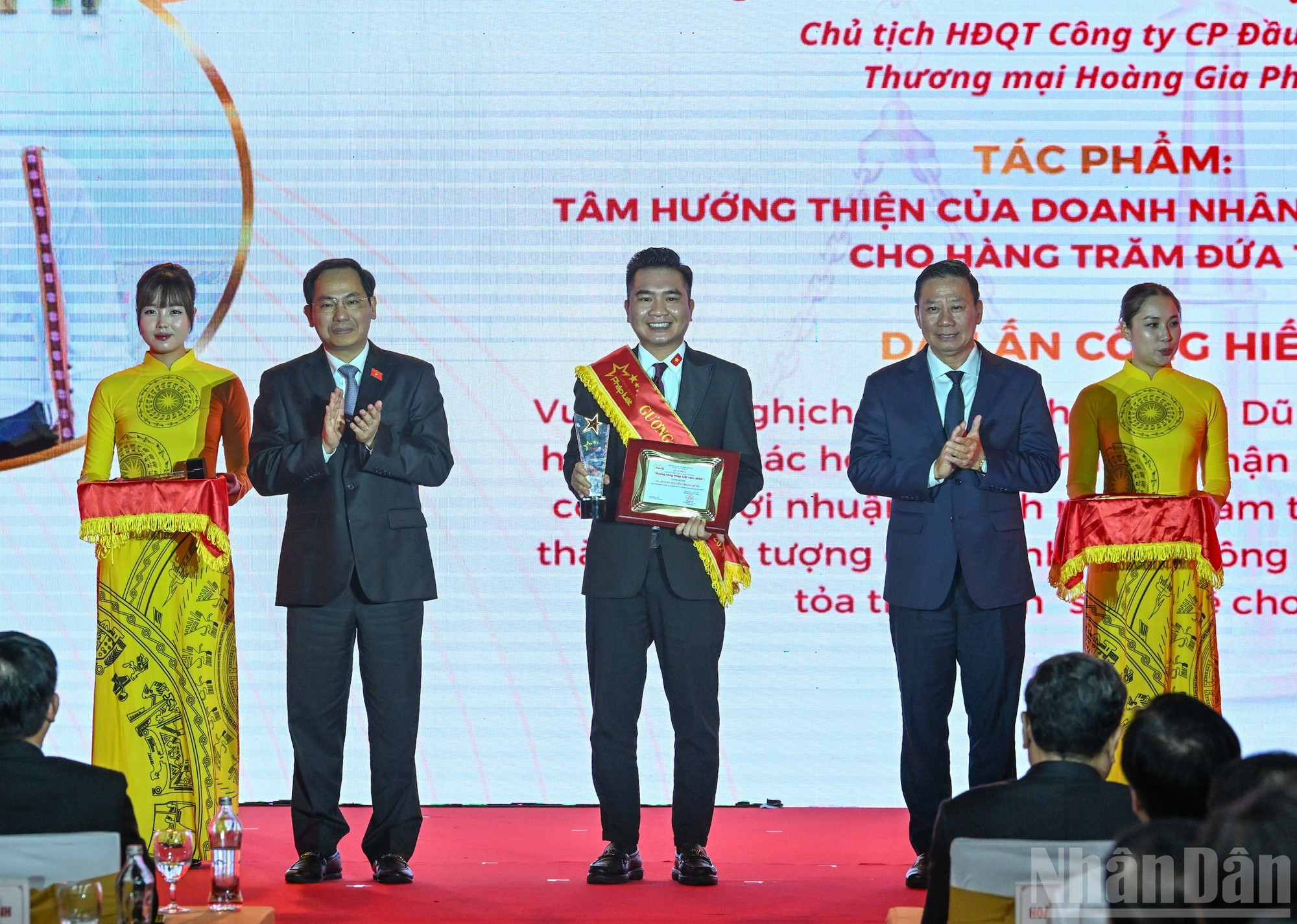 El secretario general y jefe de la Oficina de la AN, junto con el viceministro de Justicia, Nguyen Thanh Ngoc, entregan símbolos honoríficos en reconocimiento a los ejemplos destacados en la observancia de la ley en su tercera edición. (Foto: DUY LINH)