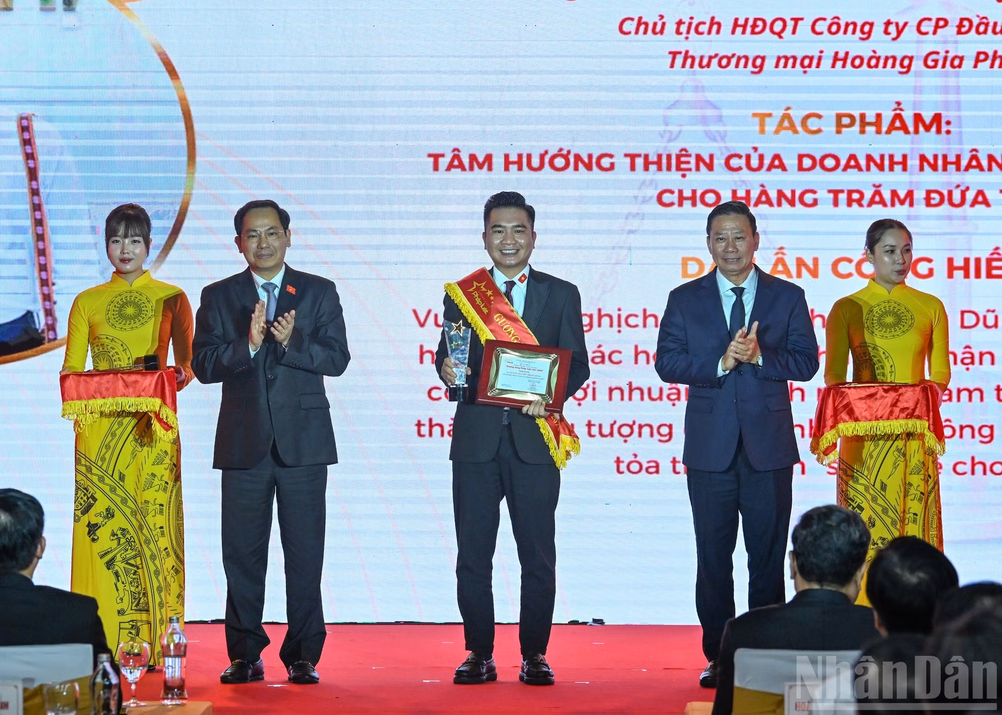 El secretario general y jefe de la Oficina de la AN, junto con el viceministro de Justicia, Nguyen Thanh Ngoc, entregan símbolos honoríficos en reconocimiento a los ejemplos destacados en la observancia de la ley en su tercera edición. (Foto: DUY LINH)