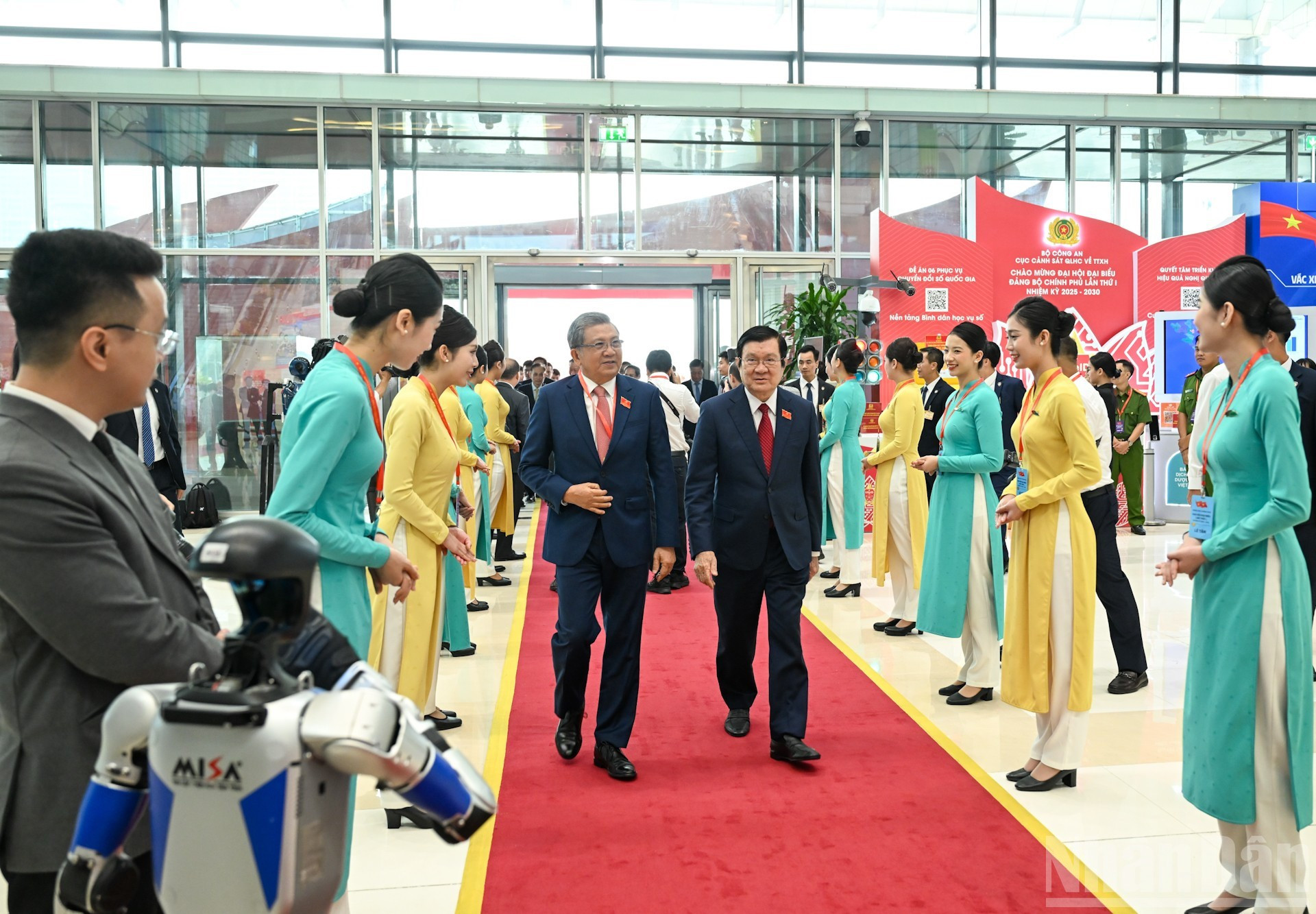 El expresidente de Vietnam, Truong Tan Sang, asiste a la cita.