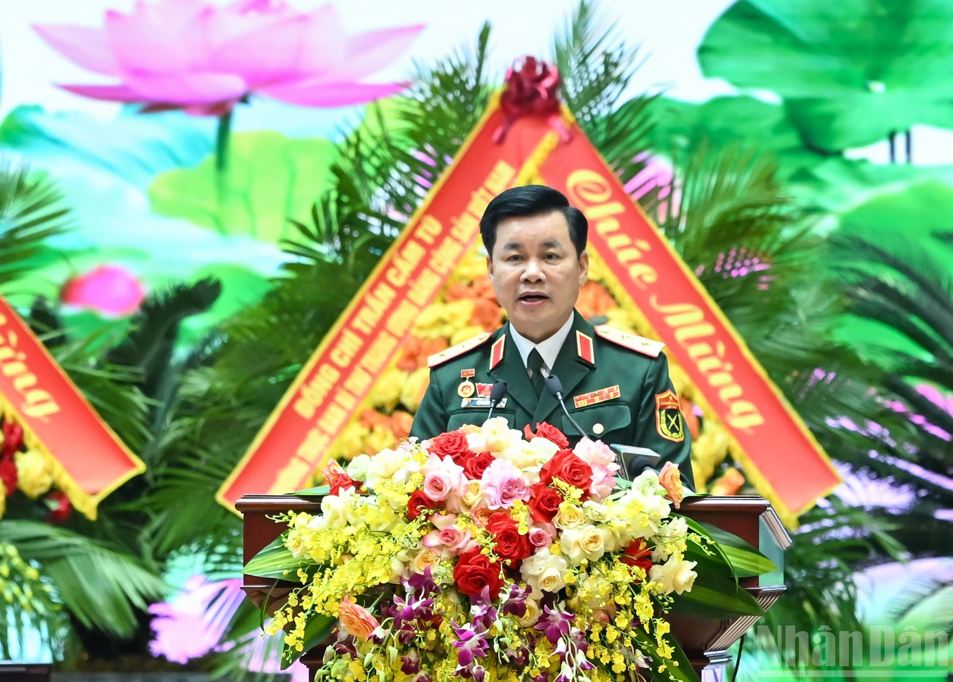 El teniente general Do Xuan Tung, subjefe del Departamento General de Política del EPV, presenta su ponencia. El teniente general Do Xuan Tung, subjefe del Departamento General de Política del EPV, presenta su ponencia.