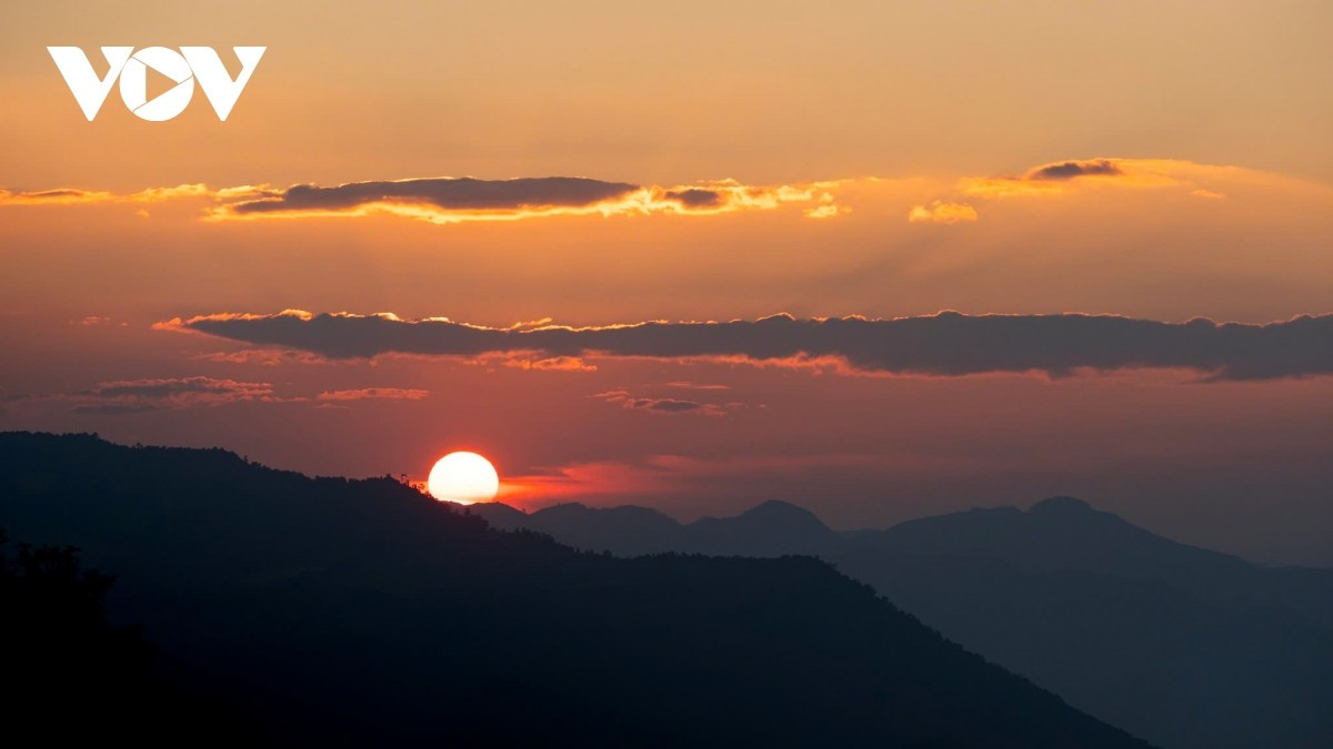 Cuando el sol se esconde tras las montañas, el color dorado ilumina los campos, las colinas de hierbas y las sonrisas de las muchachas.