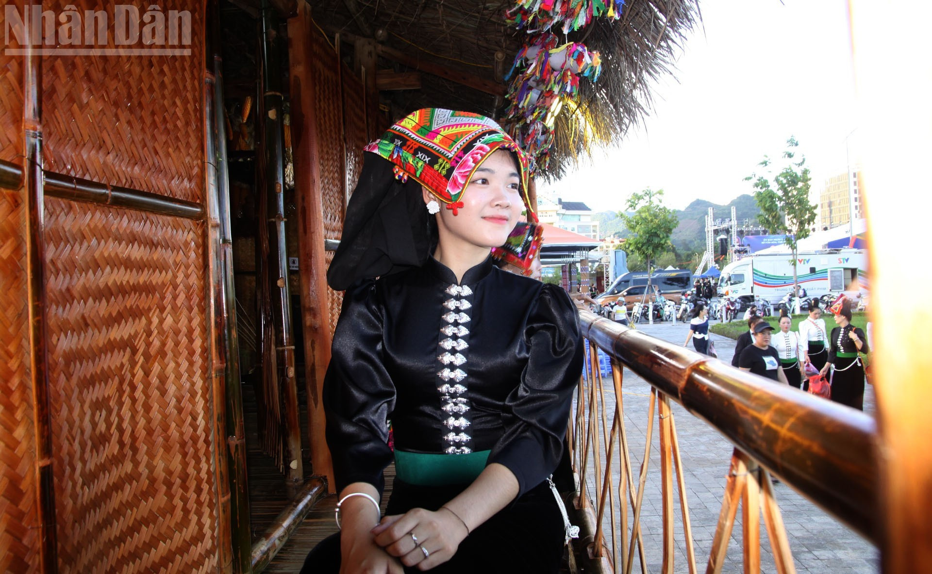 Una estudiante, vestida con el traje típico de la etnia thai, posa en el balcón de la casa sobre pilotes. Una estudiante, vestida con el traje típico de la etnia thai, posa en el balcón de la casa sobre pilotes.
