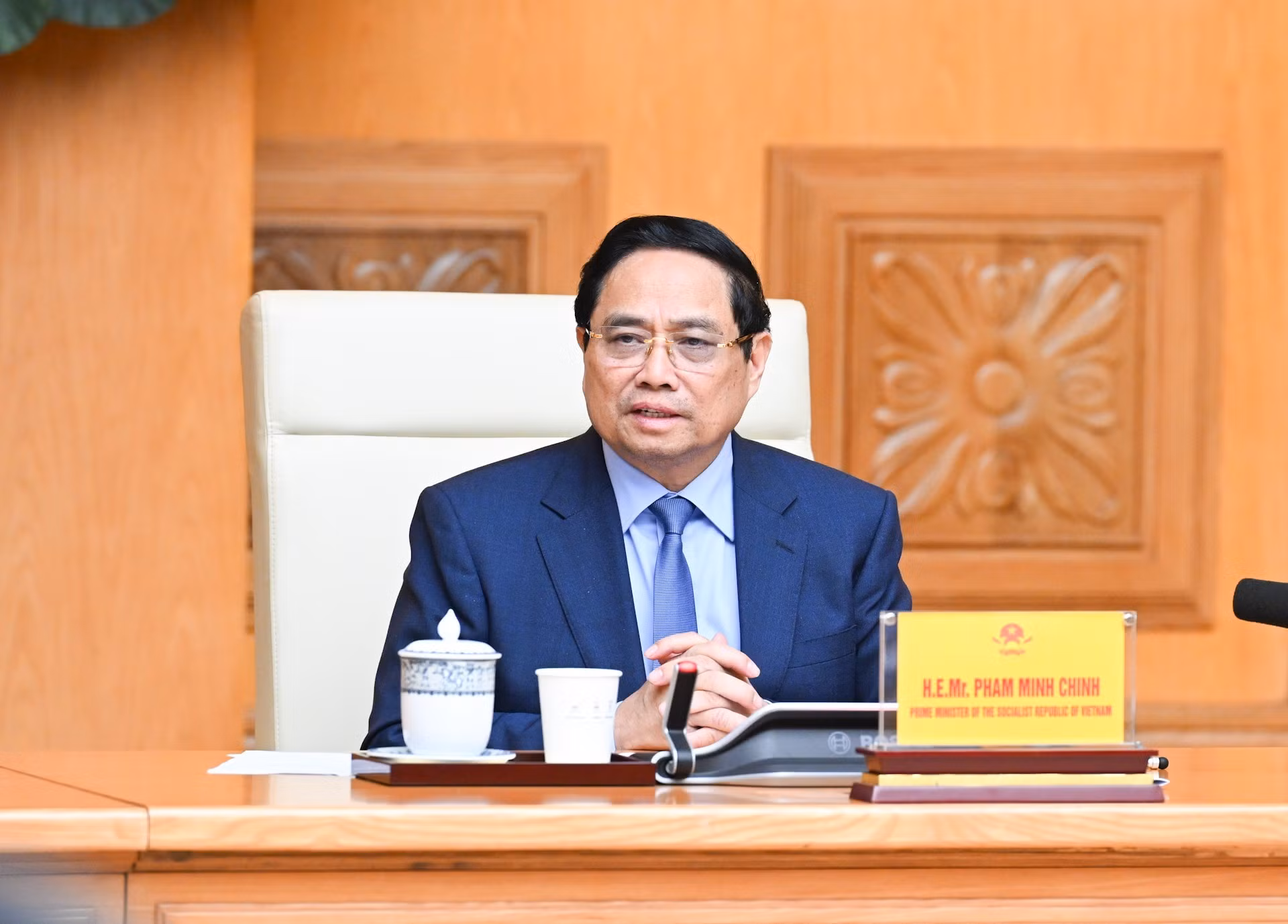 El primer ministro Pham Minh Chinh interviene en el encuentro con EU-ABC y EuroCham.