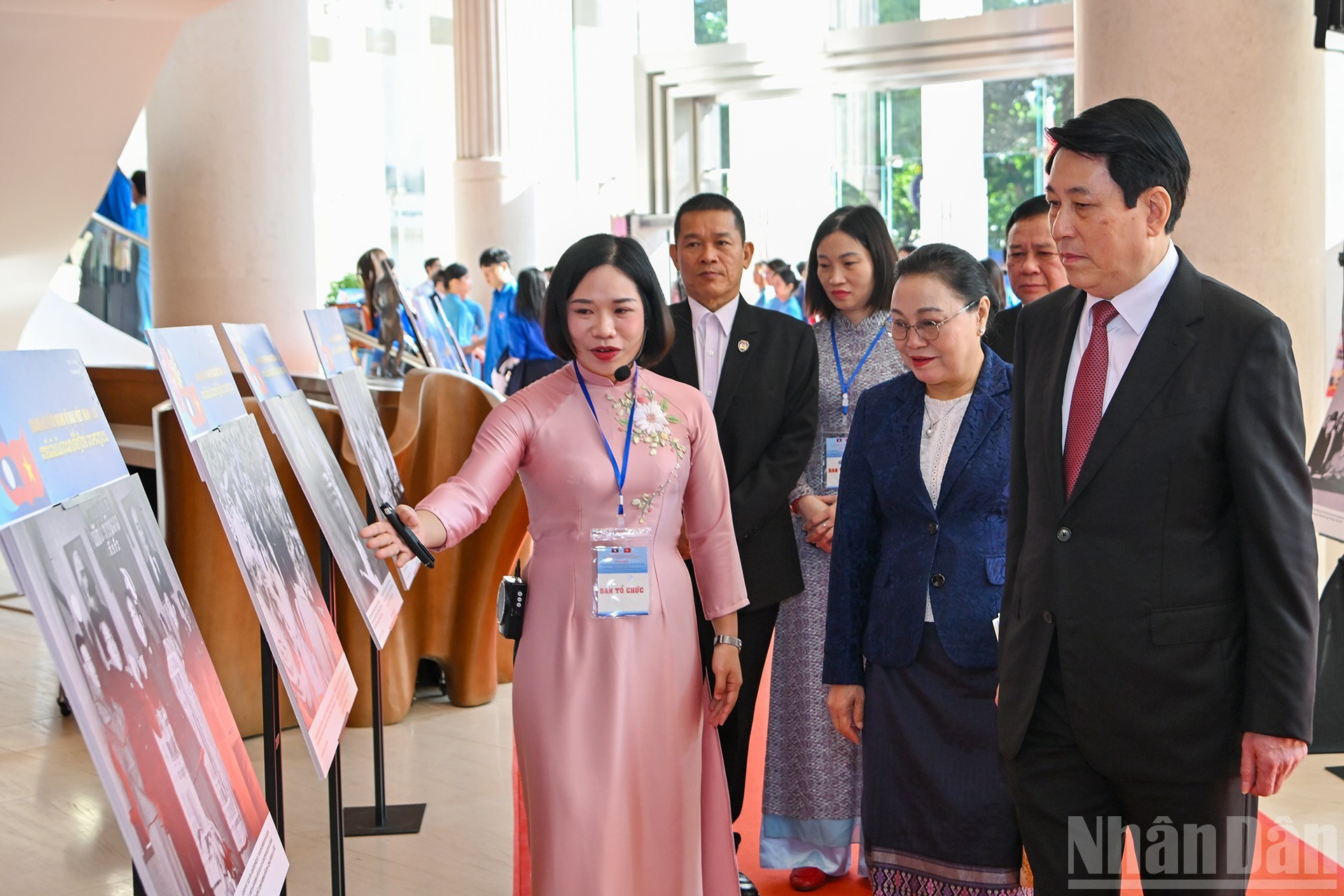 El presidente Luong Cuong y los delegados visitan la exposición en el evento.