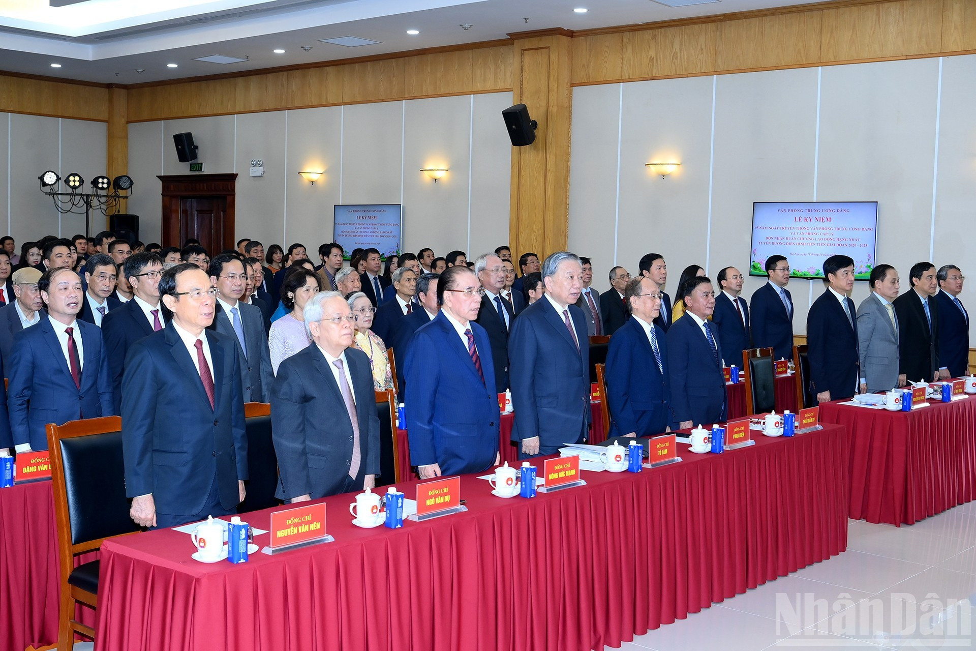 Los delegados realizan la ceremonia de saludo a la bandera nacional. Los delegados realizan la ceremonia de saludo a la bandera nacional.