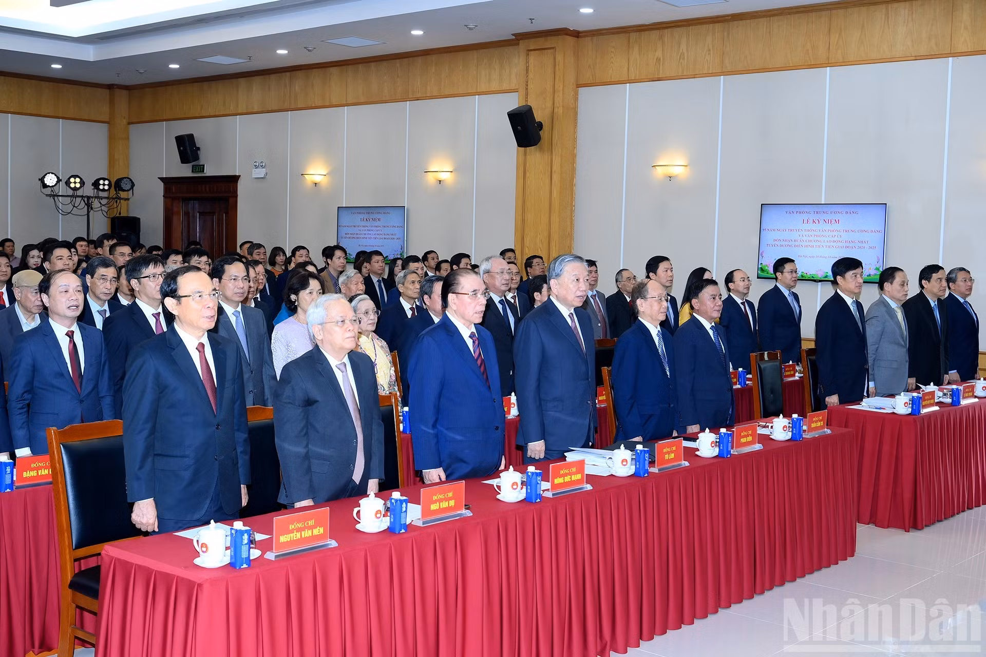 Los delegados realizan la ceremonia de saludo a la bandera nacional.