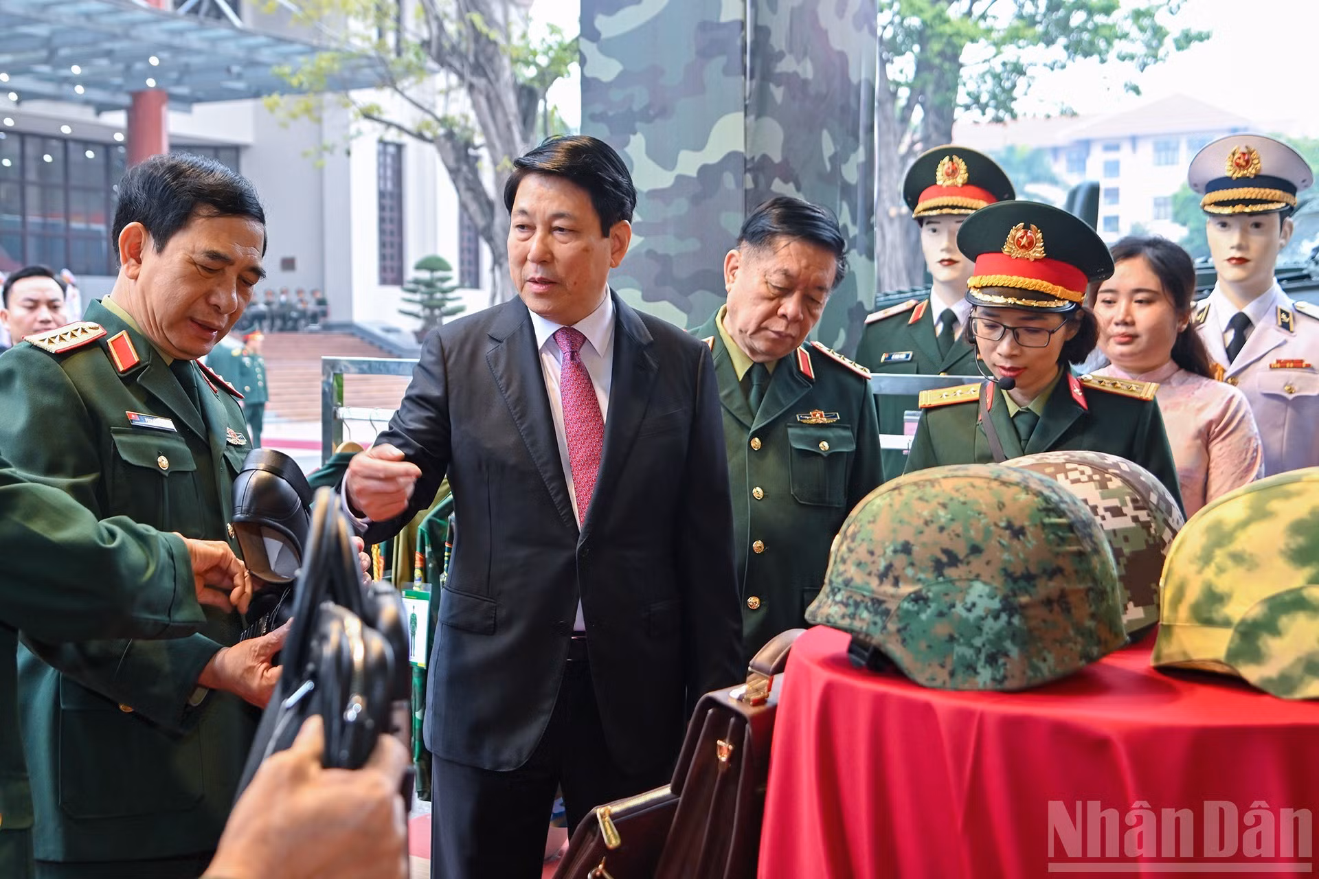 El presidente Luong Cuong y los delegados visitan la exposición en el evento.