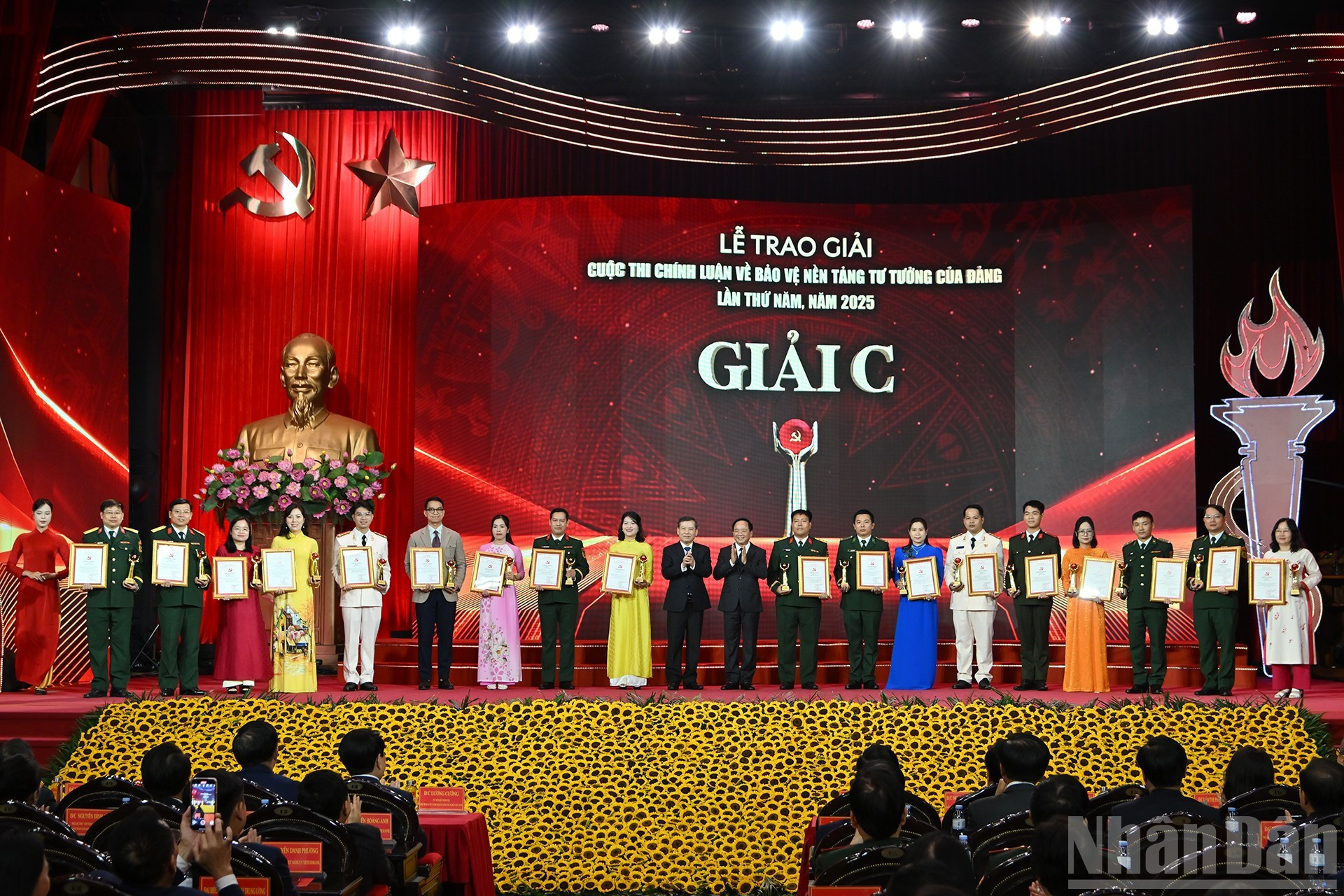 El jefe del Departamento General de Política del Ejército Popular de Vietnam, Trinh Van Quyet, y el presidente del Tribunal Supremo Popular, Le Minh Tri, entregan los premios C a los autores y grupos de autores galardonados. (Foto: VNA) El jefe del Departamento General de Política del Ejército Popular de Vietnam, Trinh Van Quyet, y el presidente del Tribunal Supremo Popular, Le Minh Tri, entregan los premios C a los autores y grupos de autores galardonados. (Foto: VNA)