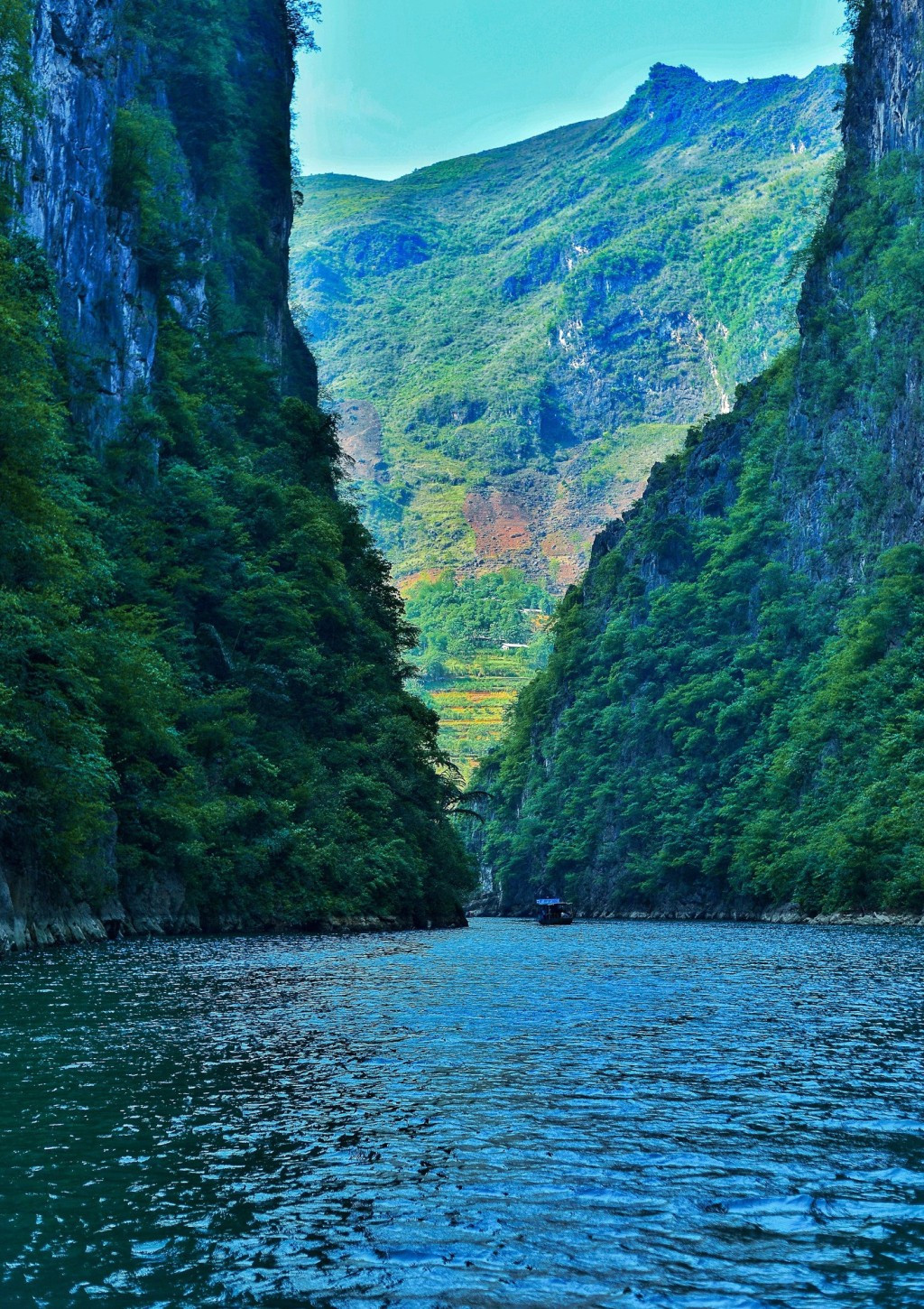 En 2009, el Ministerio de Cultura, Deportes y Turismo reconoció a la zona del río Nho Que, en particular al barranco de Tu San, como uno de los “valles tectónicos únicos” de Vietnam, lo que reafirma su destacado valor geológico. (Foto: baoquangninh.vn)