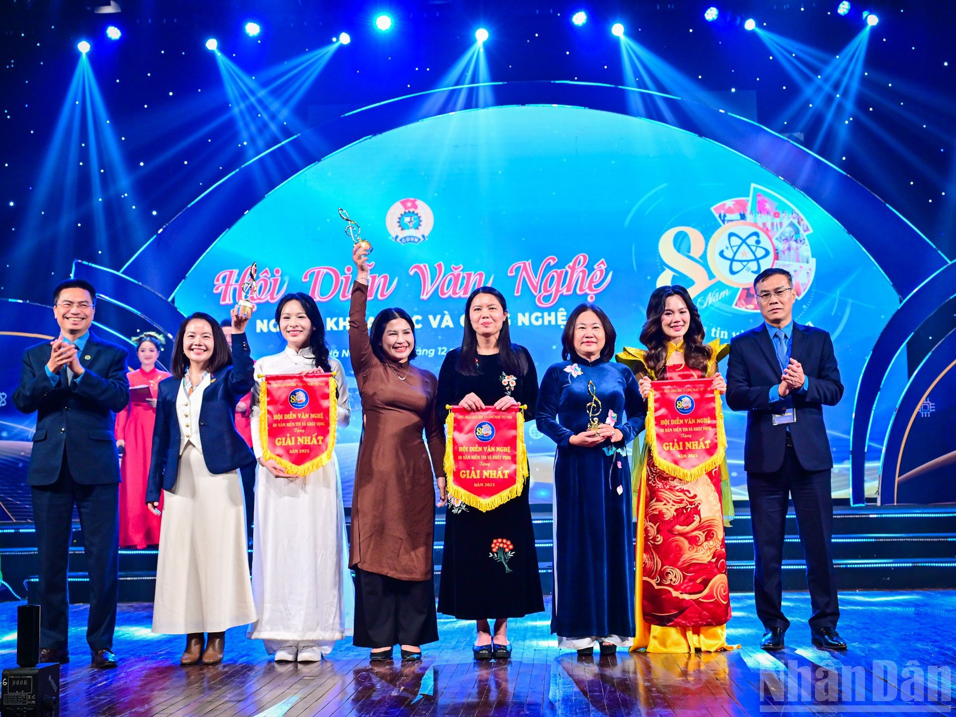 Los ganadores del primer premio.